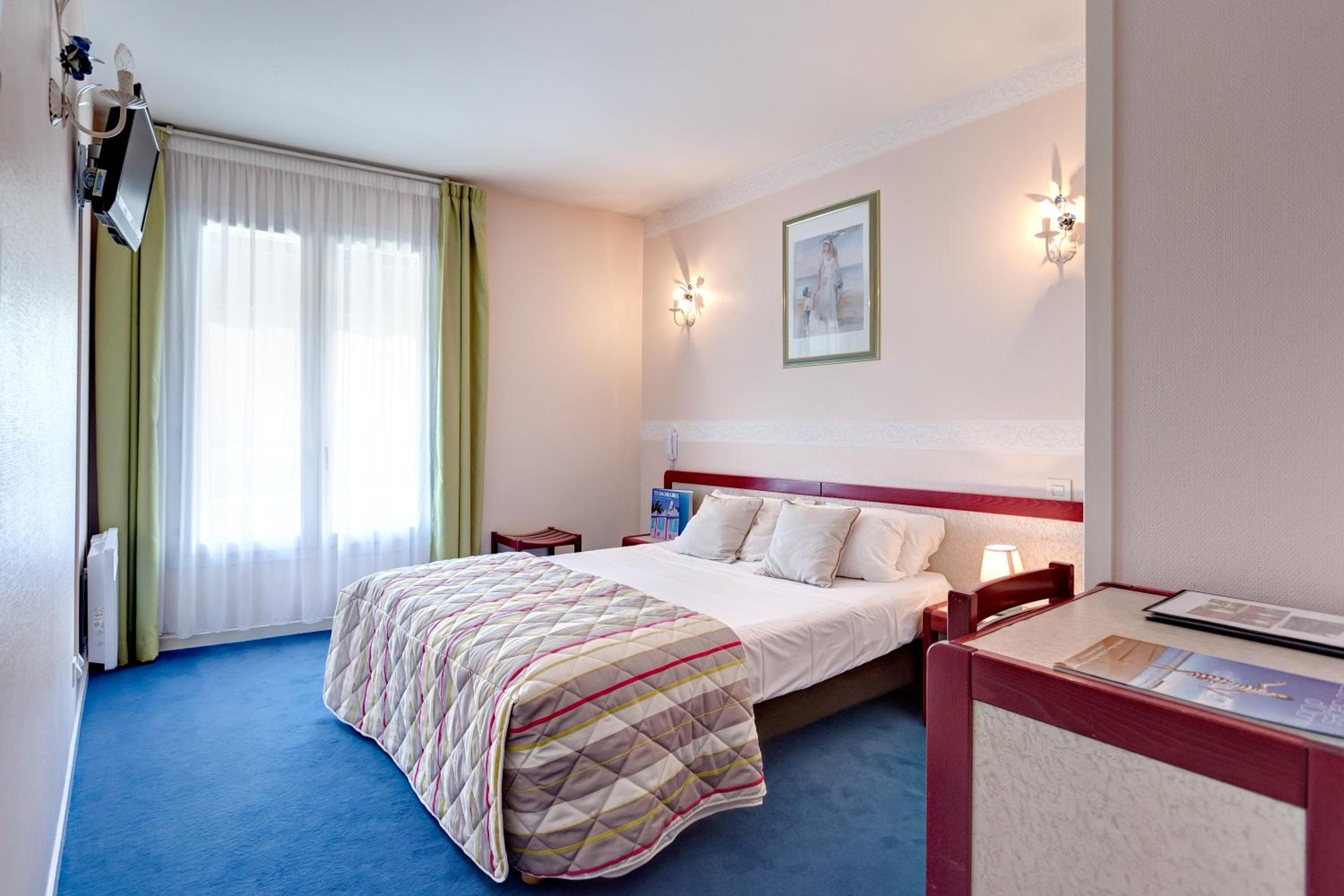 Double Room with Street or Patio View - Photo 1