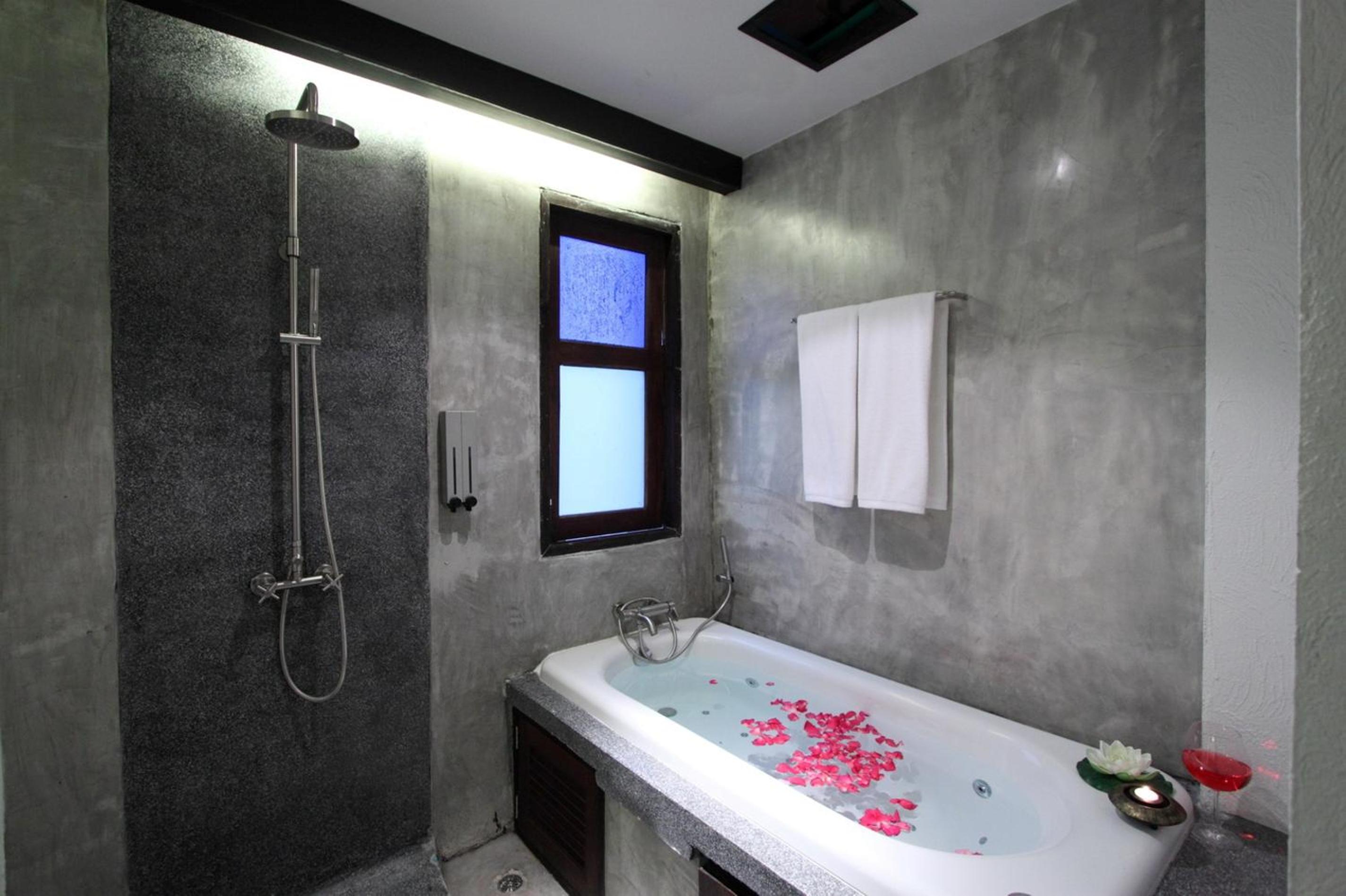 Honeymoon Suite - Photo 3
