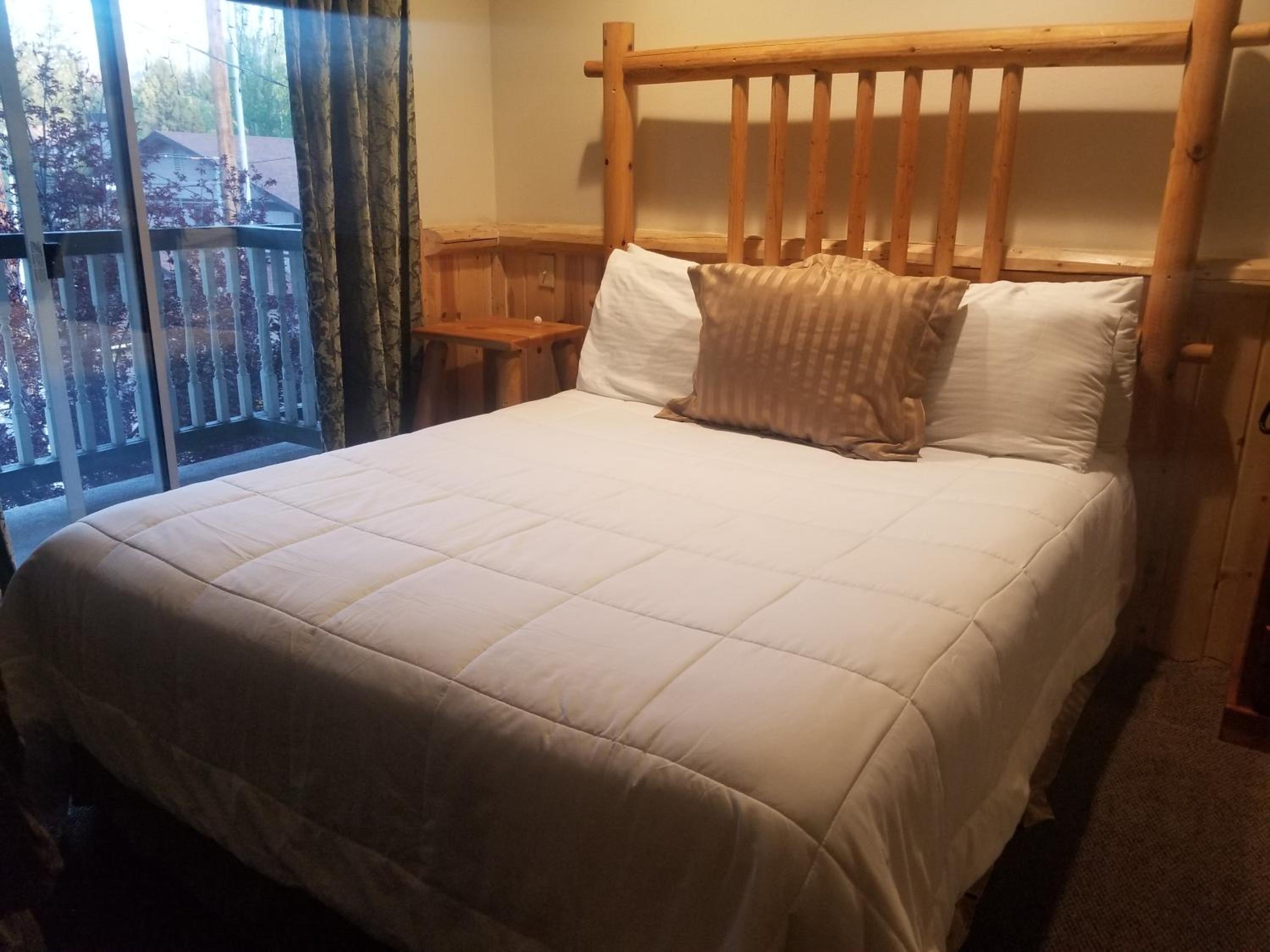 Queen Suite with Spa Bath - Accessible - Photo 13
