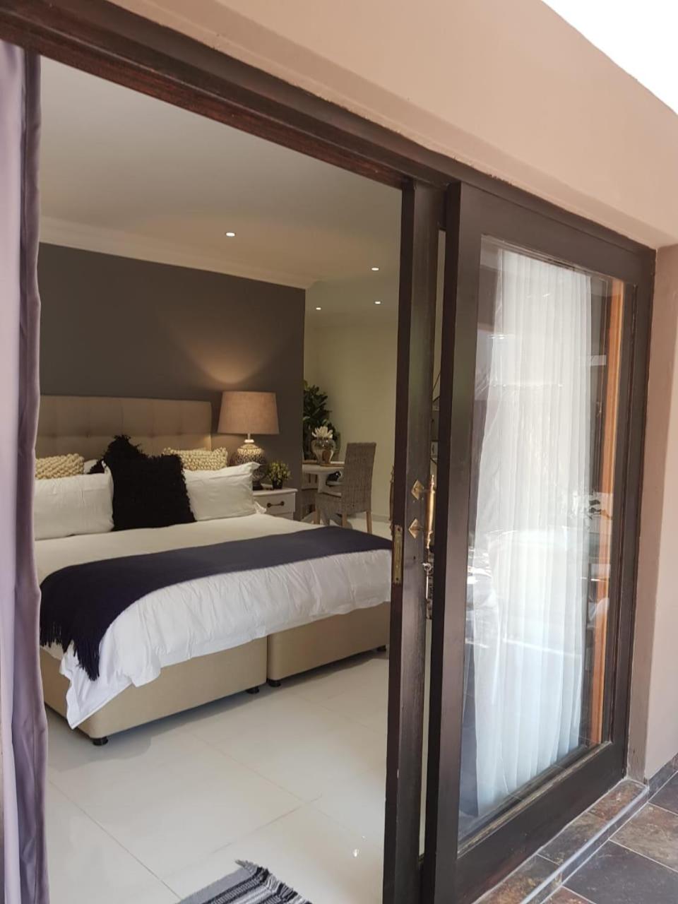 Deluxe Double Room with Bath photo 3