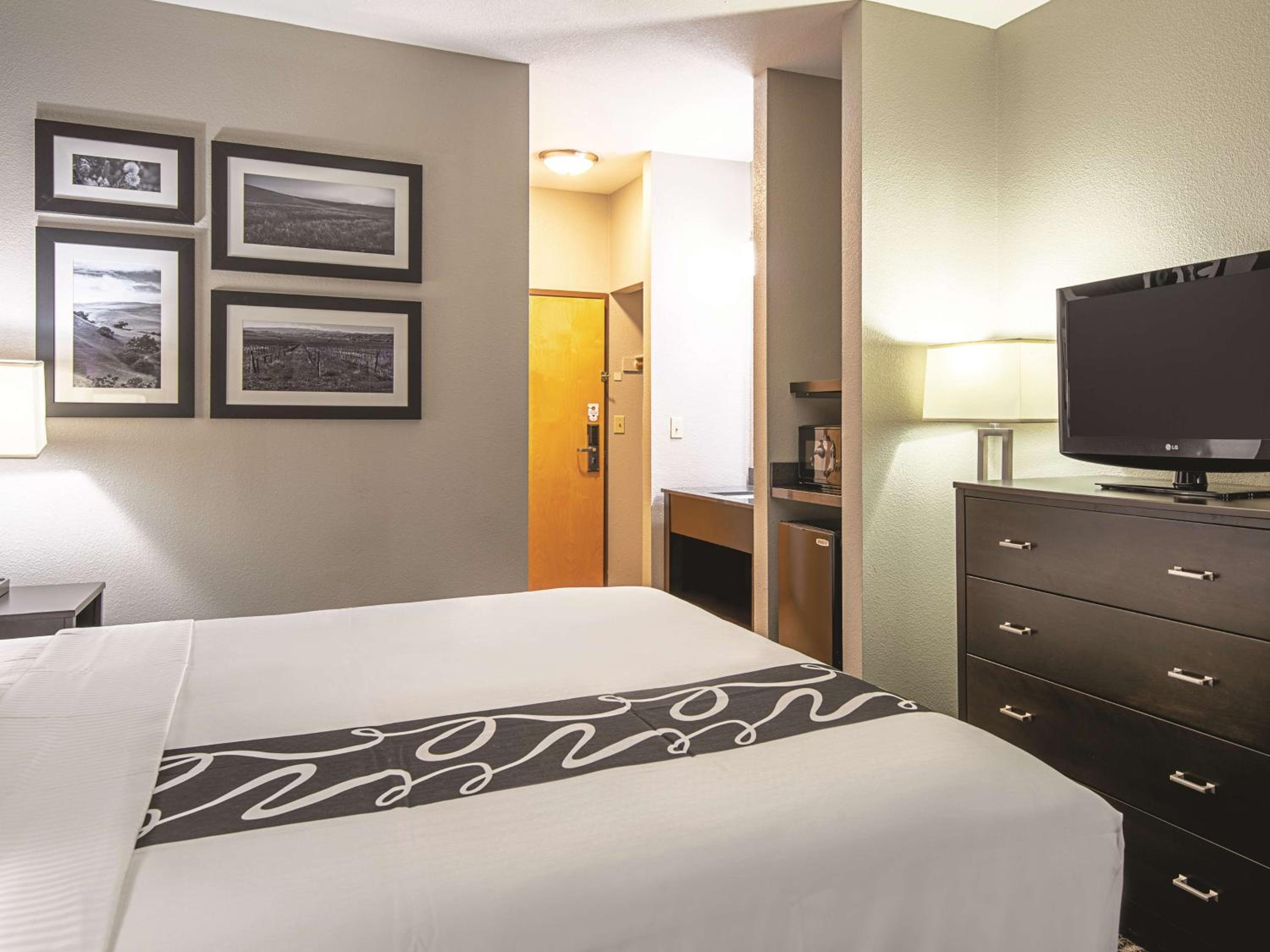 Deluxe King Room - Photo 3