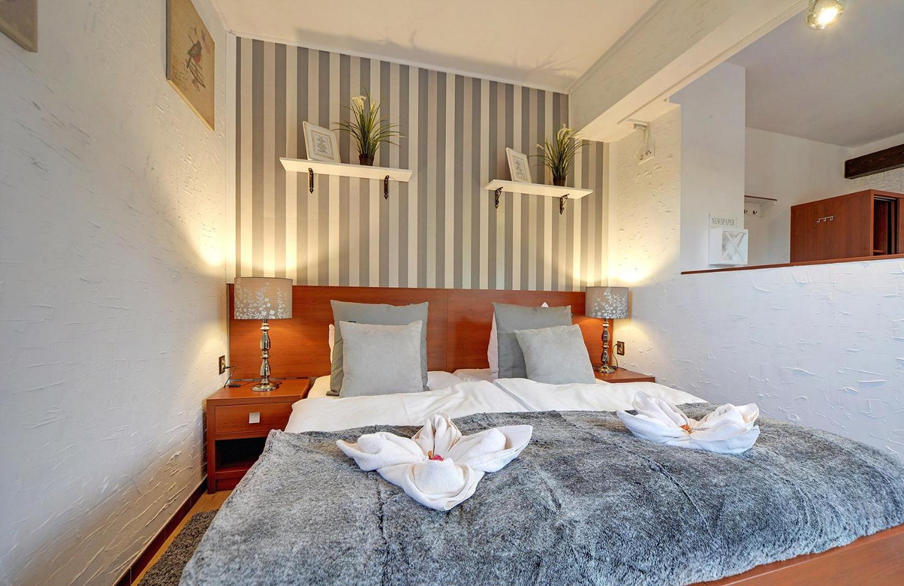 Double Room with Balcony - Photo 6