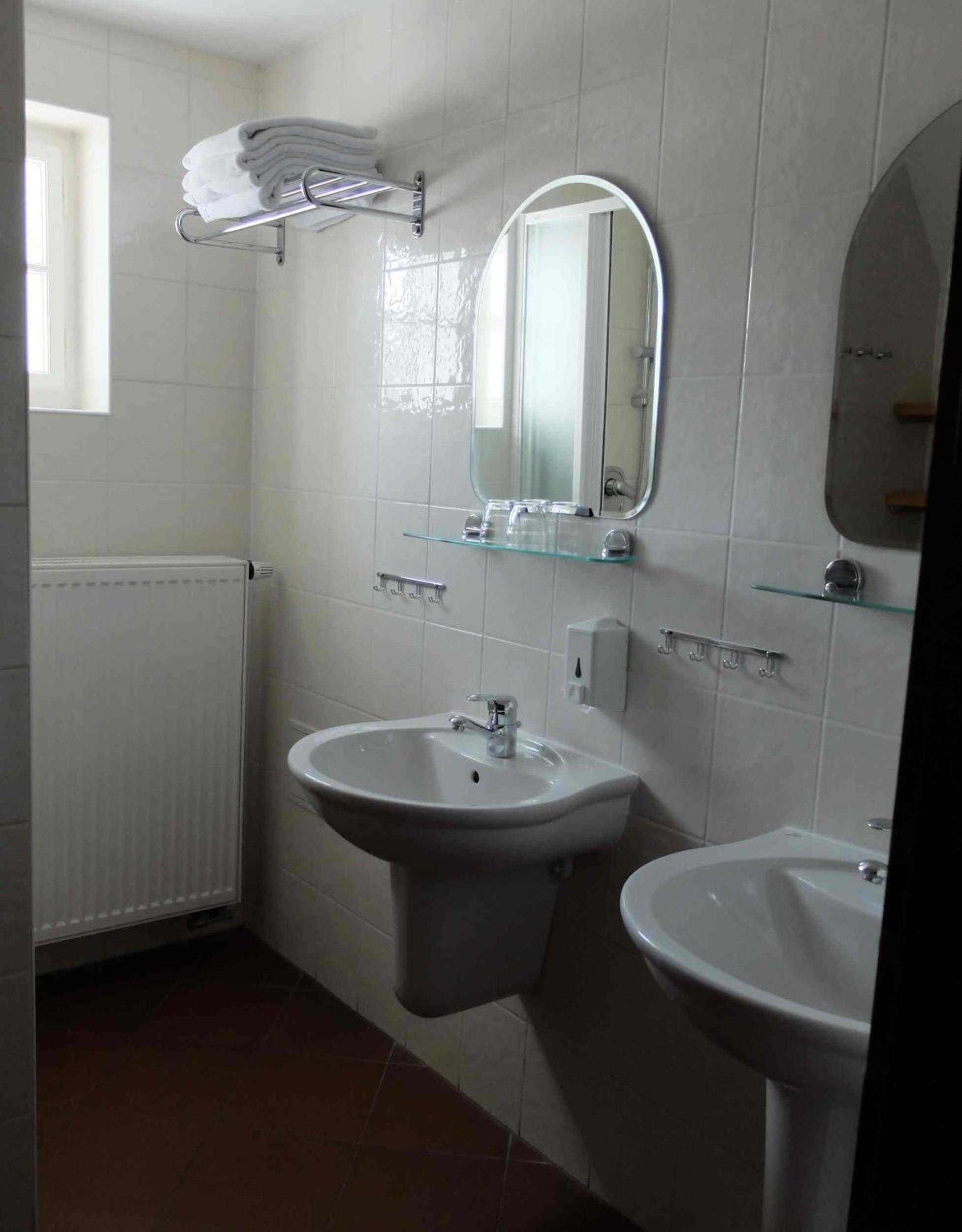Large Twin Room - Photo 3