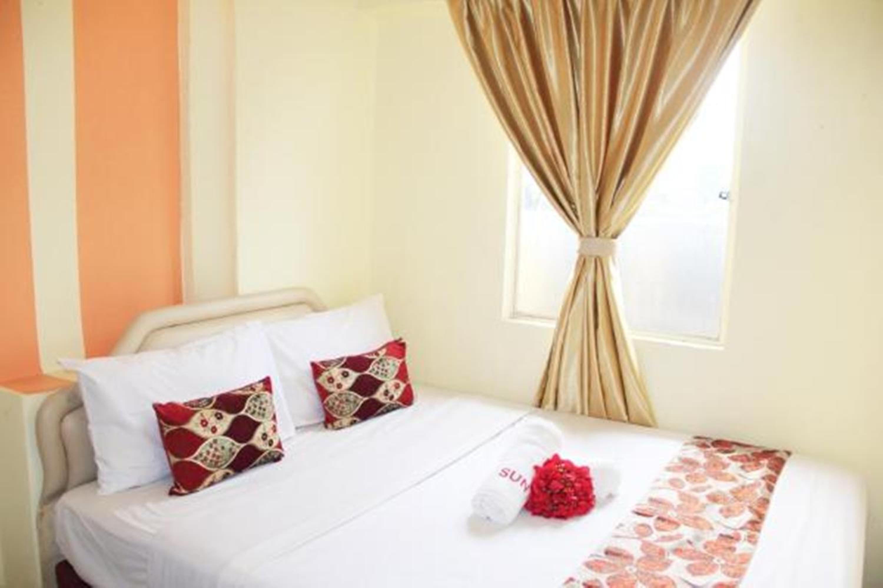 Deluxe with Window - Photo 2