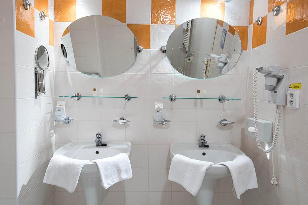 Standard Double or Twin Room - Photo 2