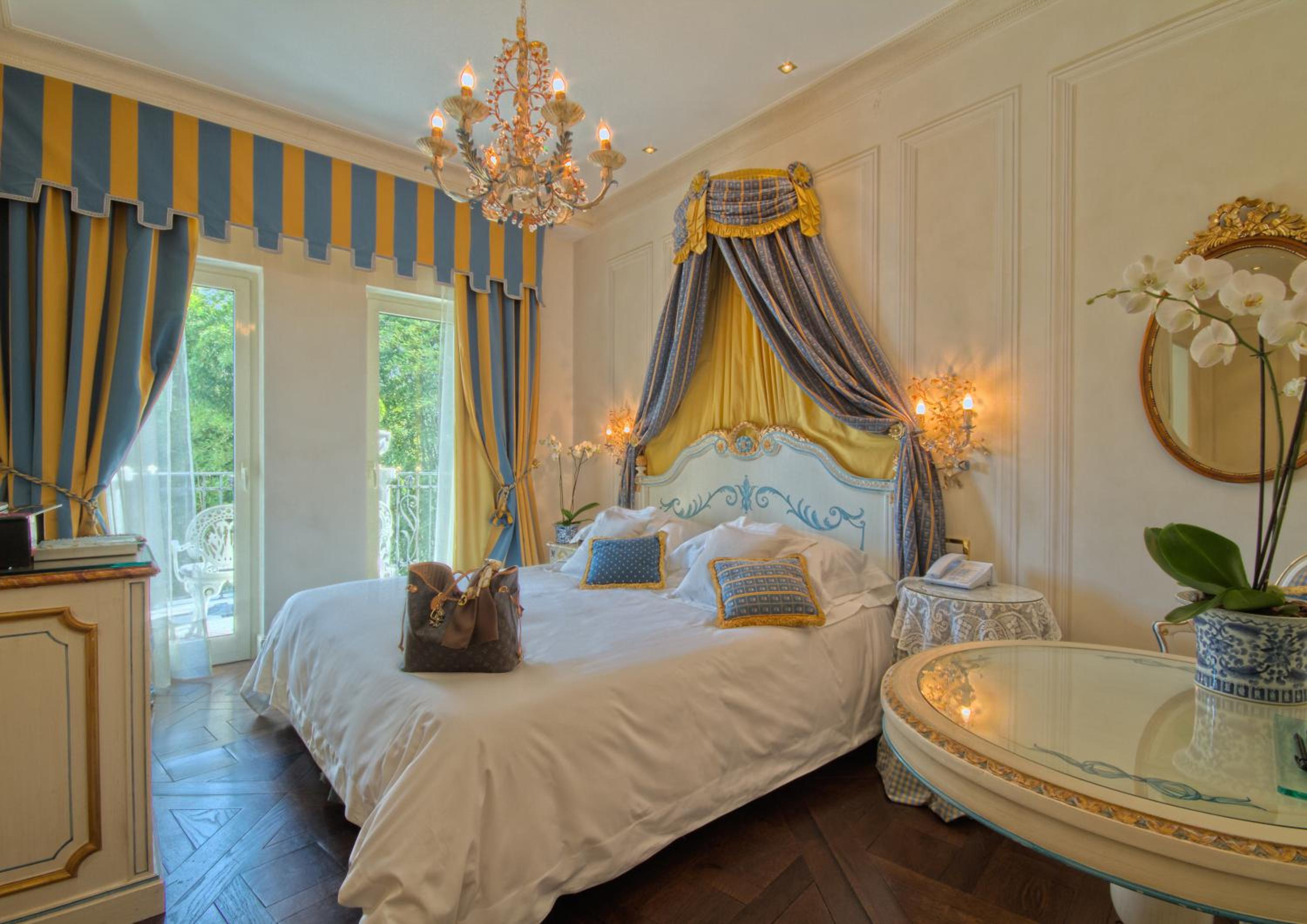 Deluxe Double Room with Partial Lake View - Photo 1