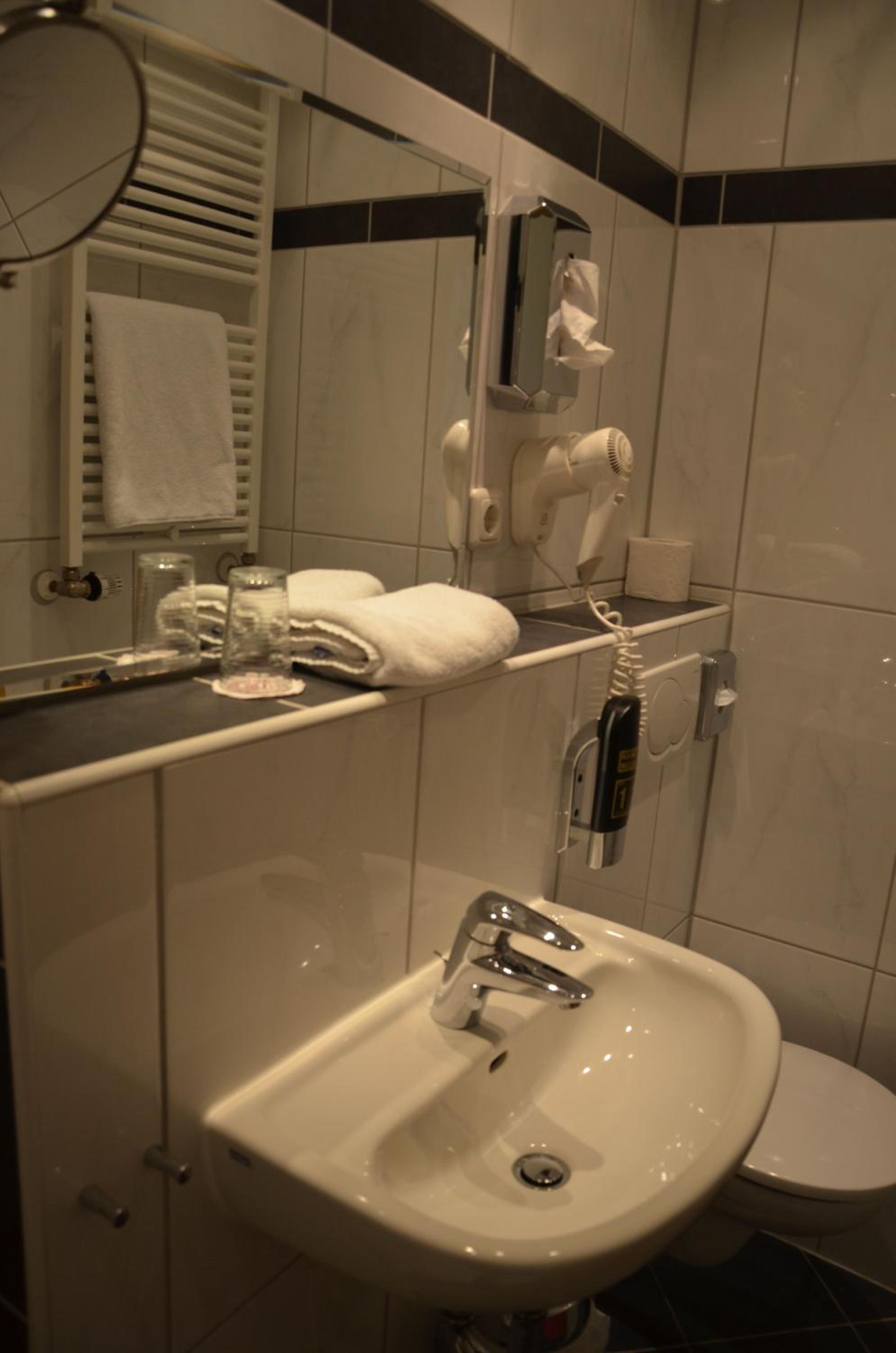 Standard Twin Room - Photo 5