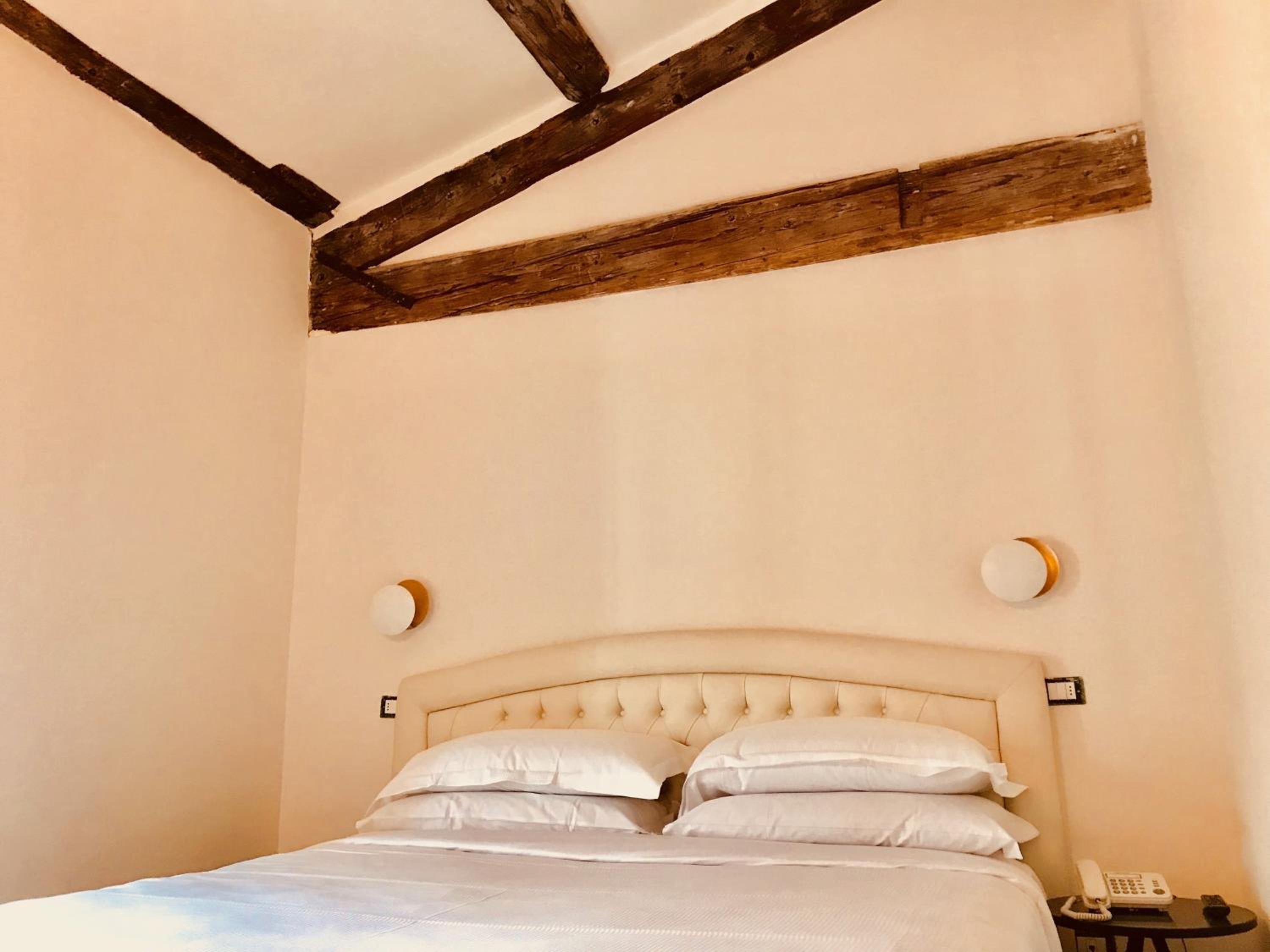 Deluxe Double Room with Spa Access - Photo 15