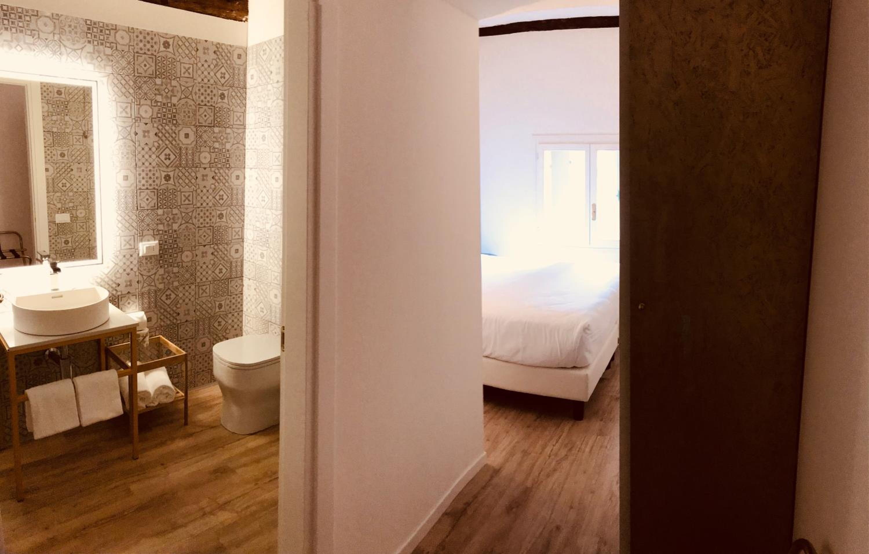 Deluxe Double Room with Spa Access - Photo 11