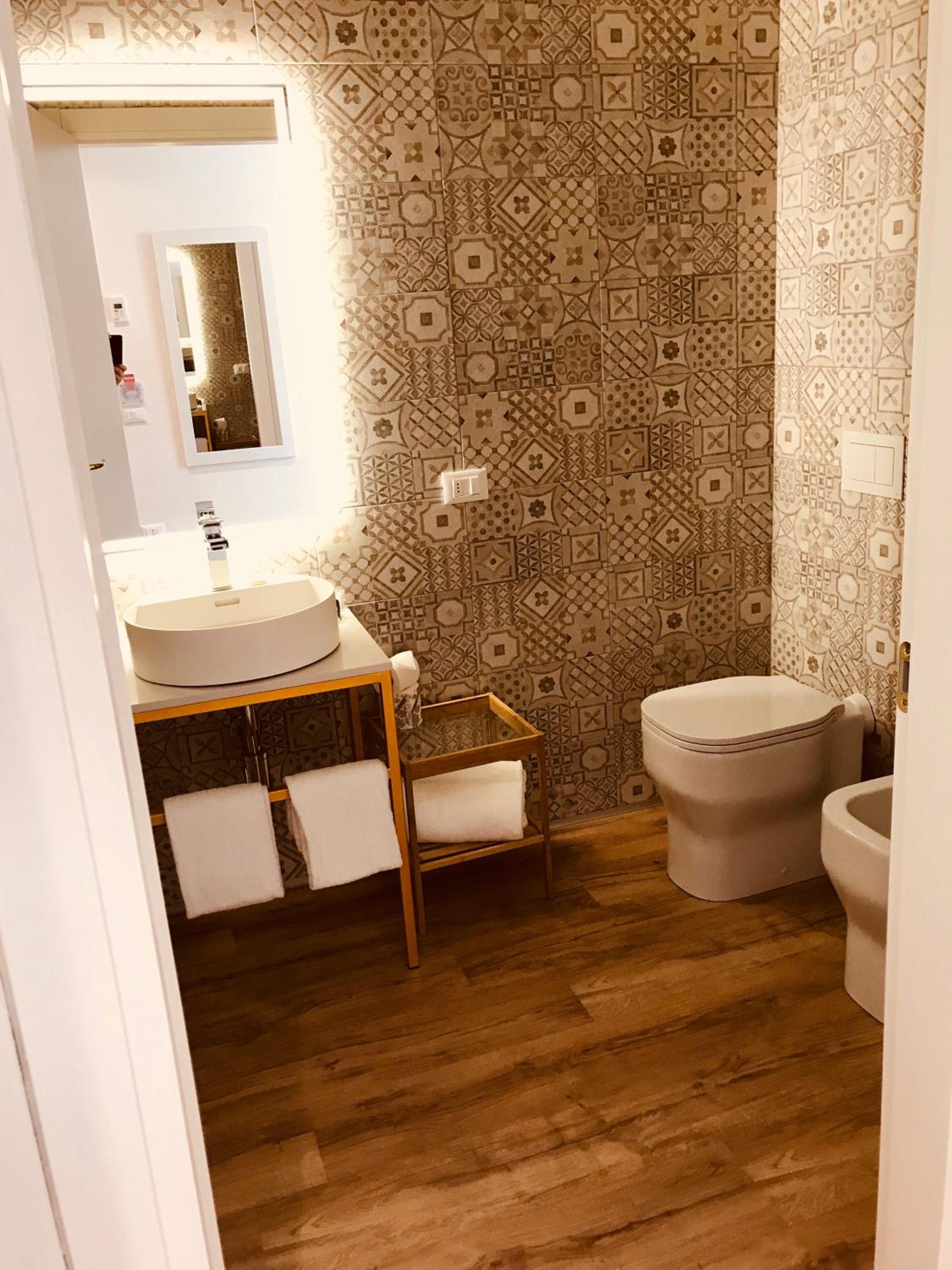 Deluxe Double Room with Spa Access - Photo 4
