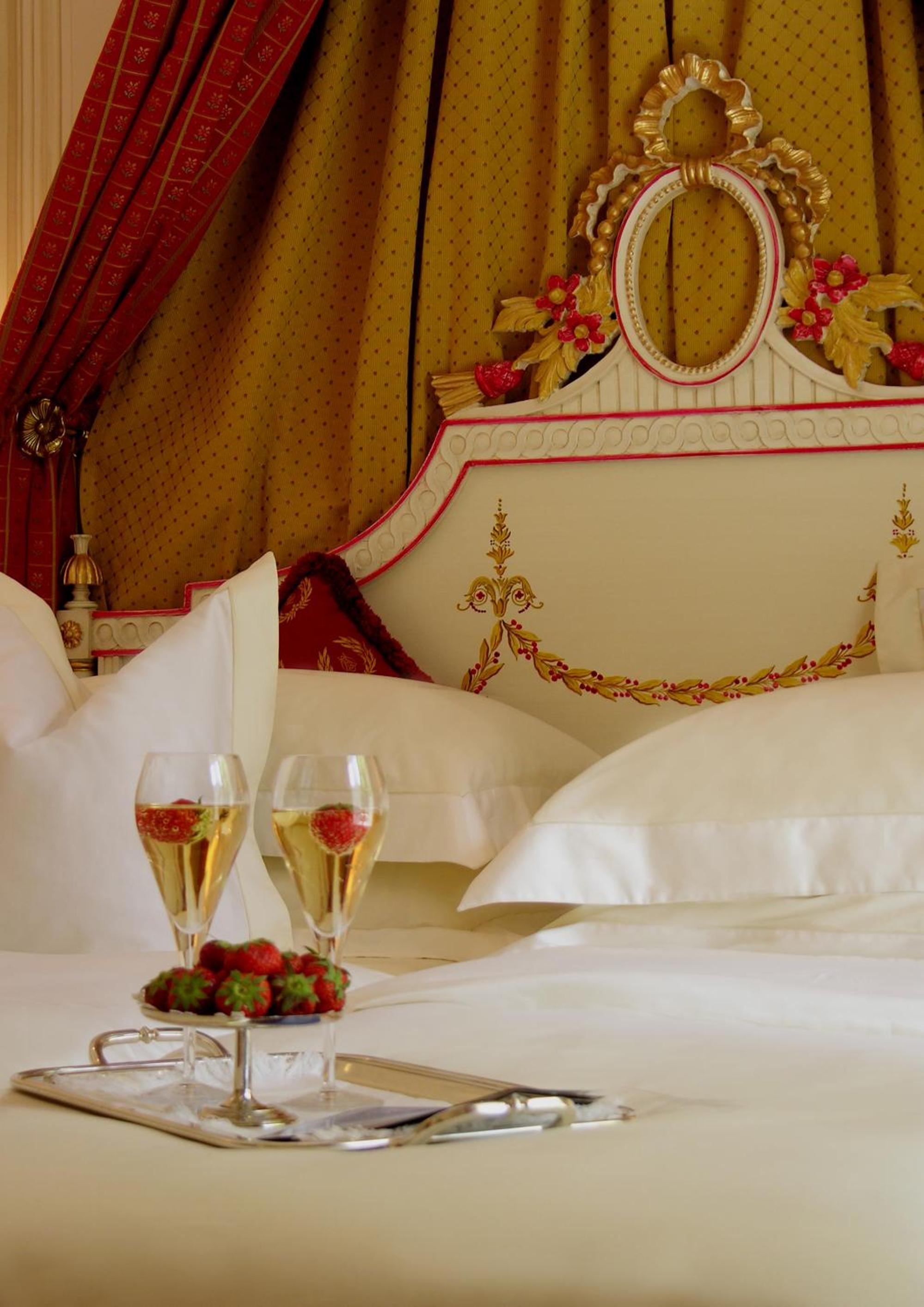 Deluxe Double Room with Partial Lake View - Photo 2