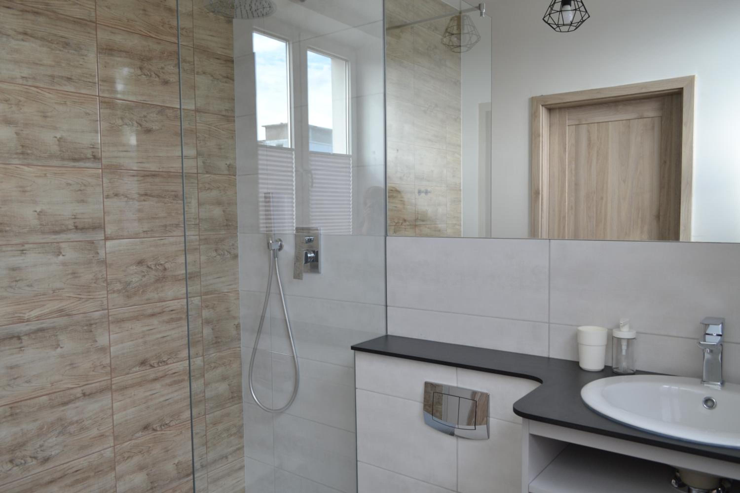 Large Double or Twin Room with Bathroom - Photo 17