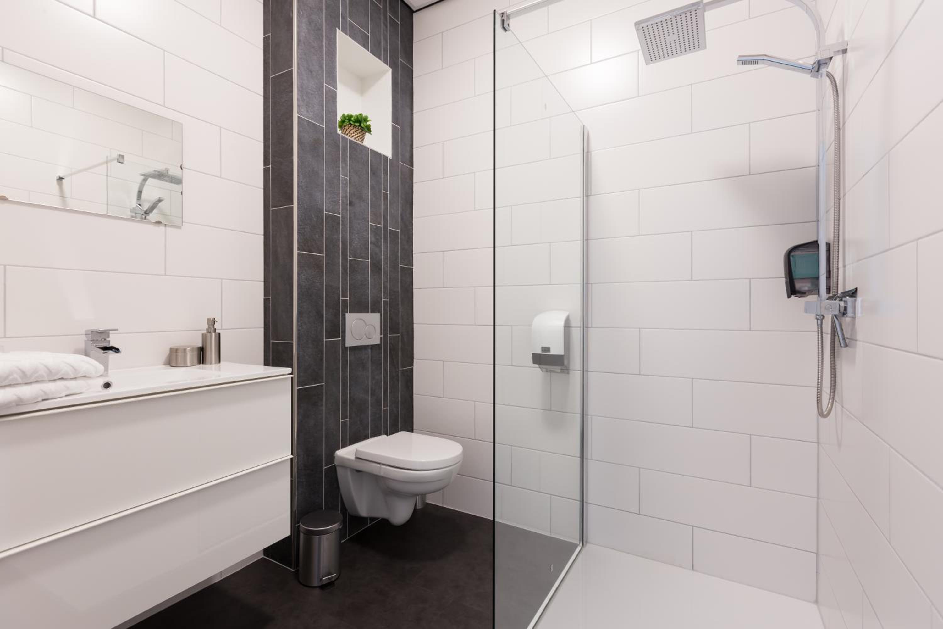 Twin Room with Private Bathroom photo 3