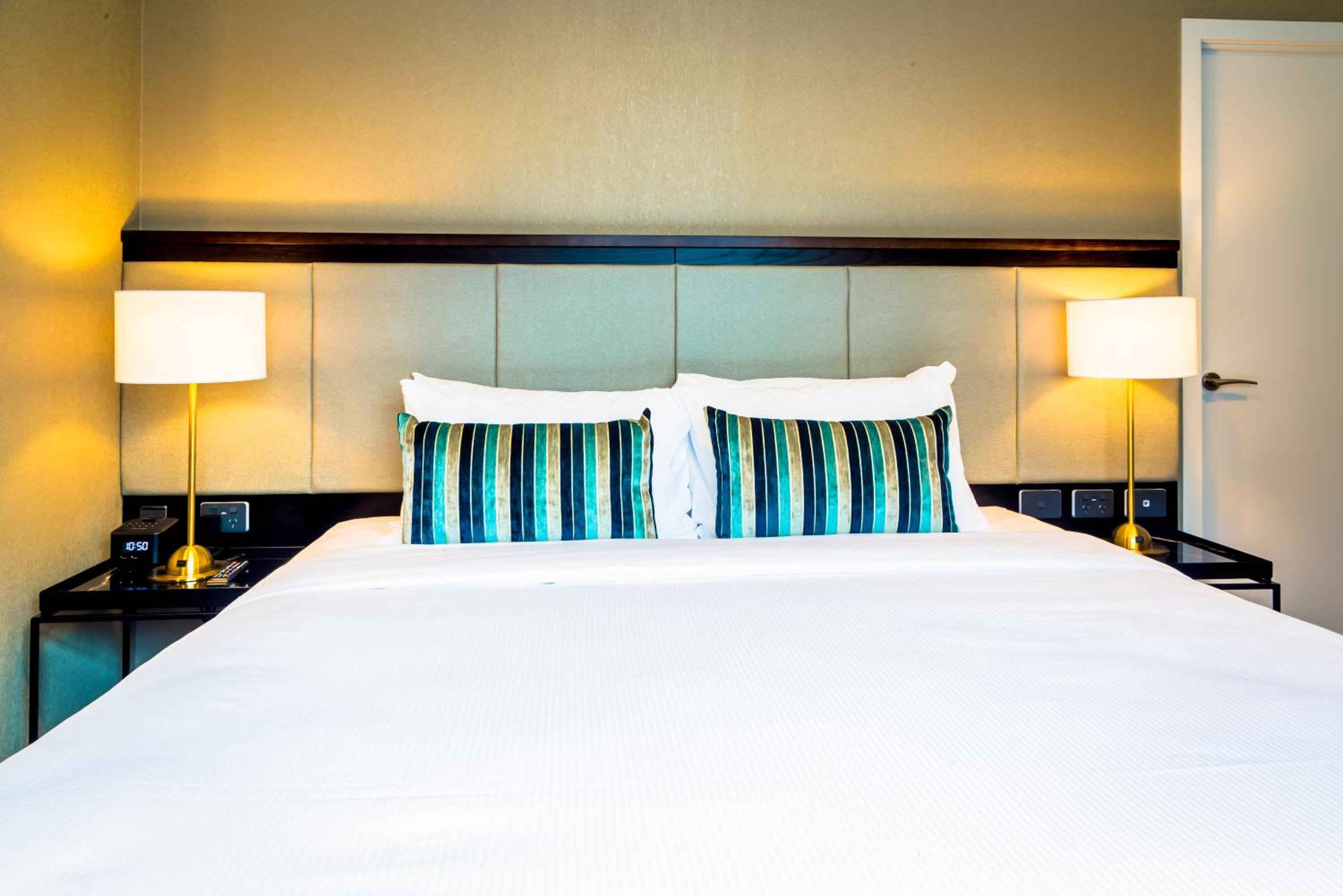 Deluxe Apartment with One King Bed thumbnail 6