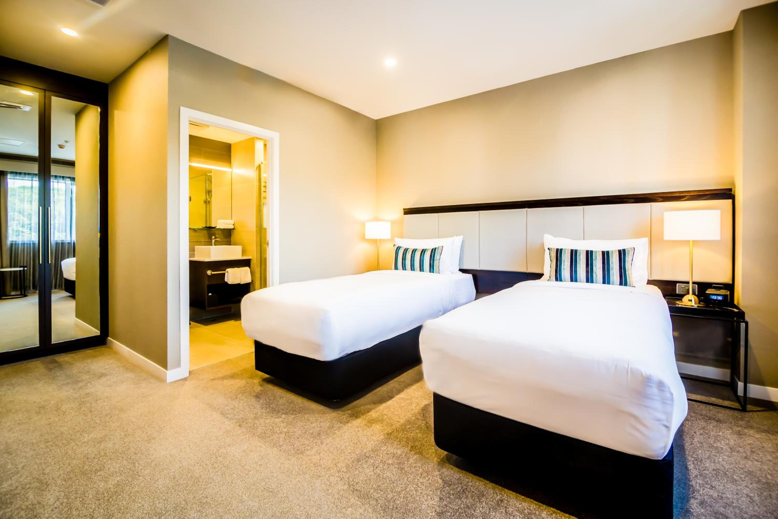 Superior Twin Room thumbnail 5
