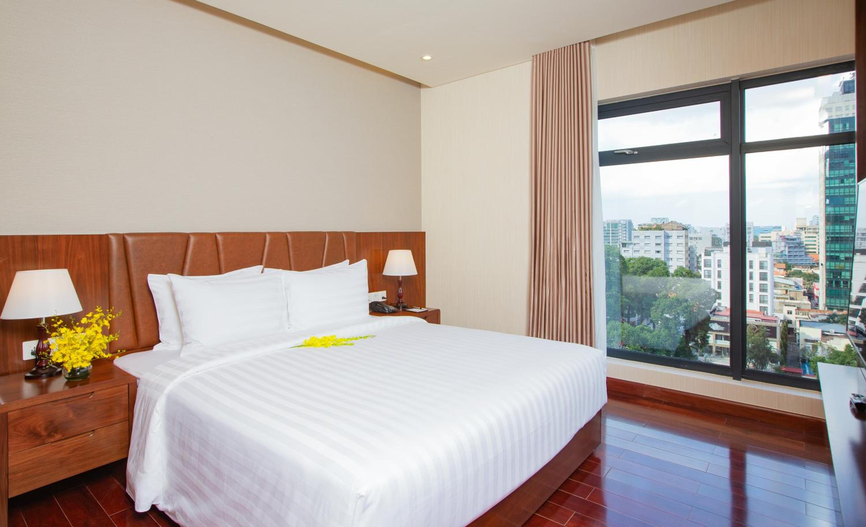 Suite Double or Twin Room with Jaccuzi and City View photo 2