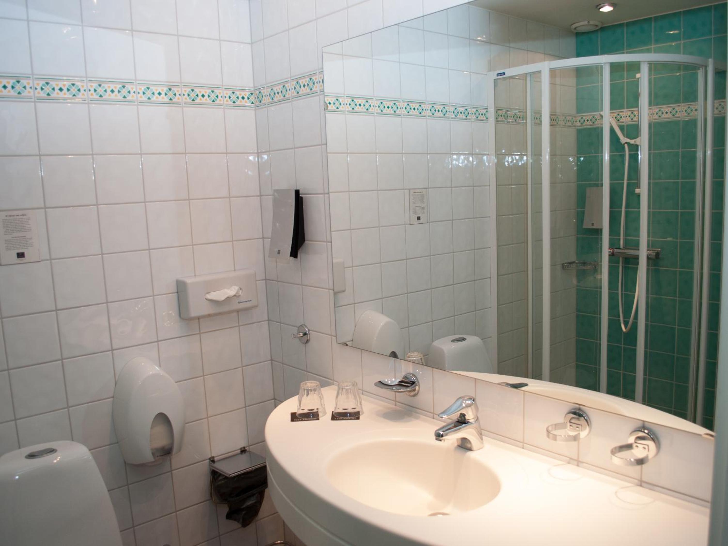 Standard Double or Twin Room - Photo 6
