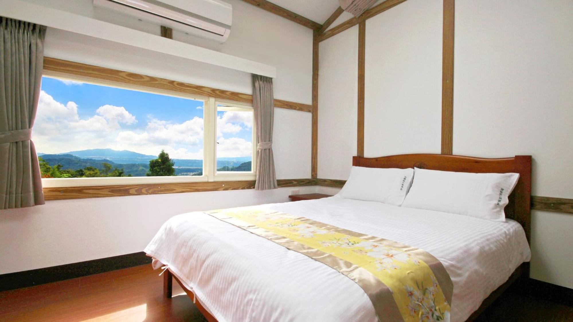 Family Room with Mountain View photo 3