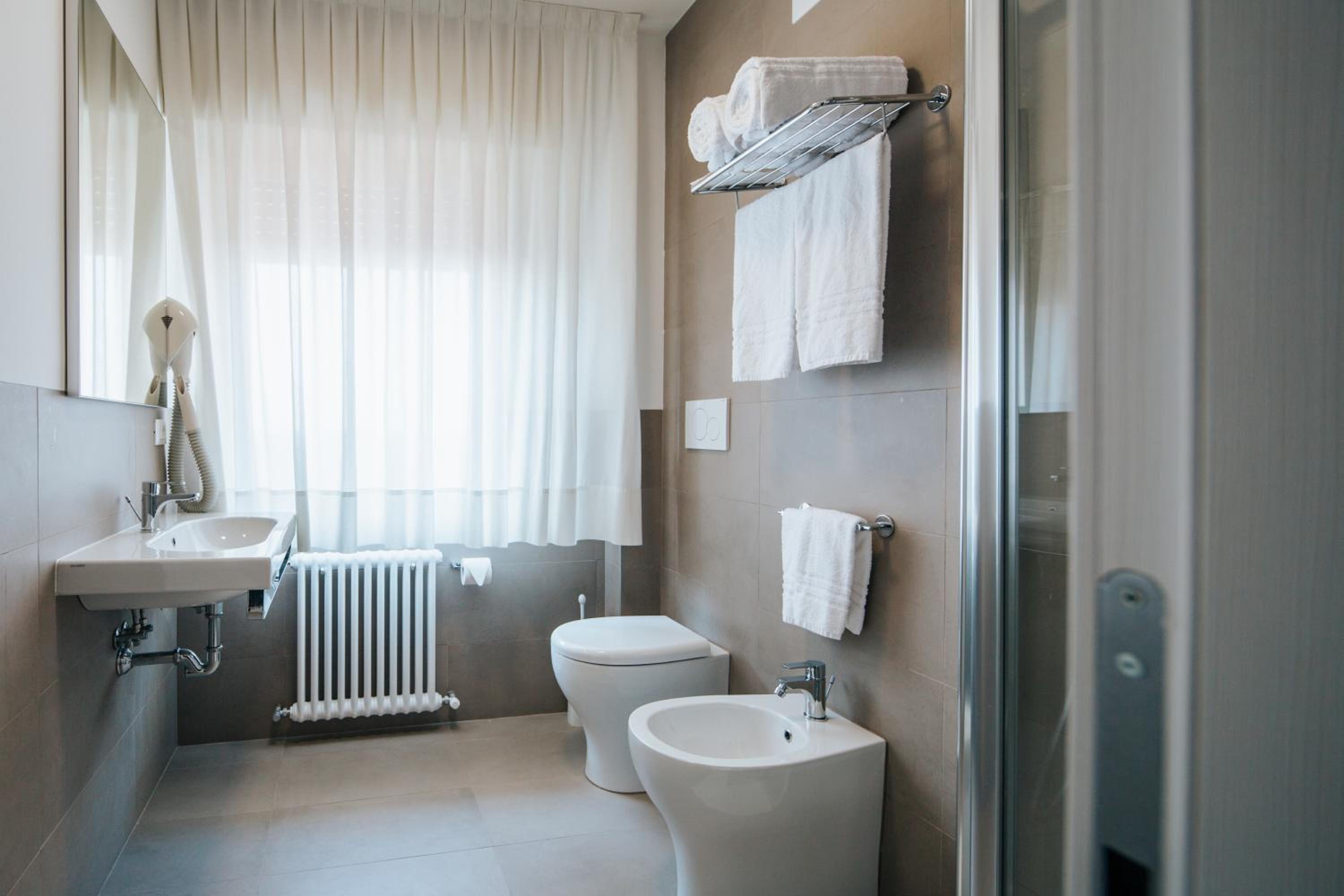 Double or Twin Room - Photo 8