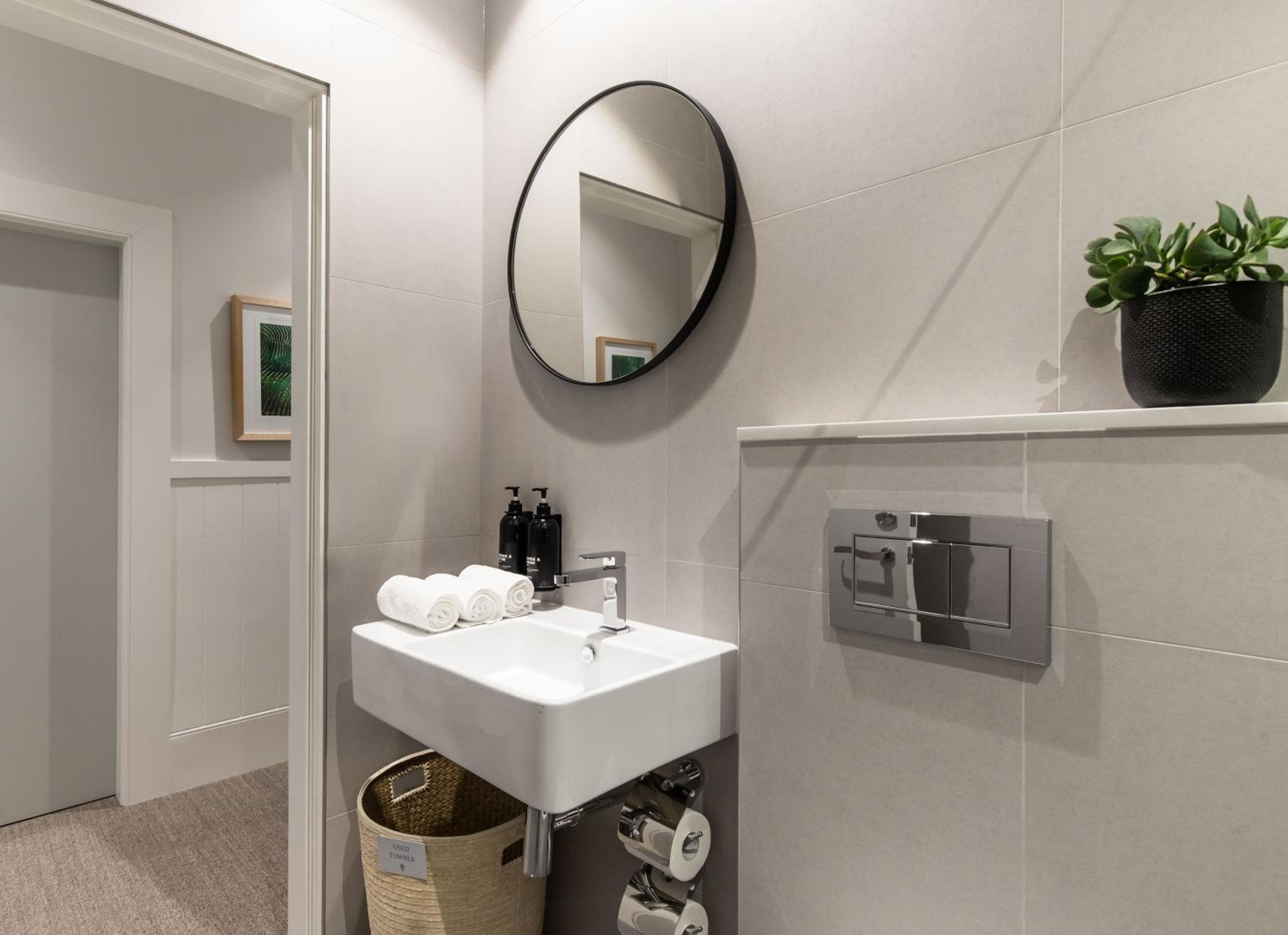 Queen Room with Shared Bathroom photo 2