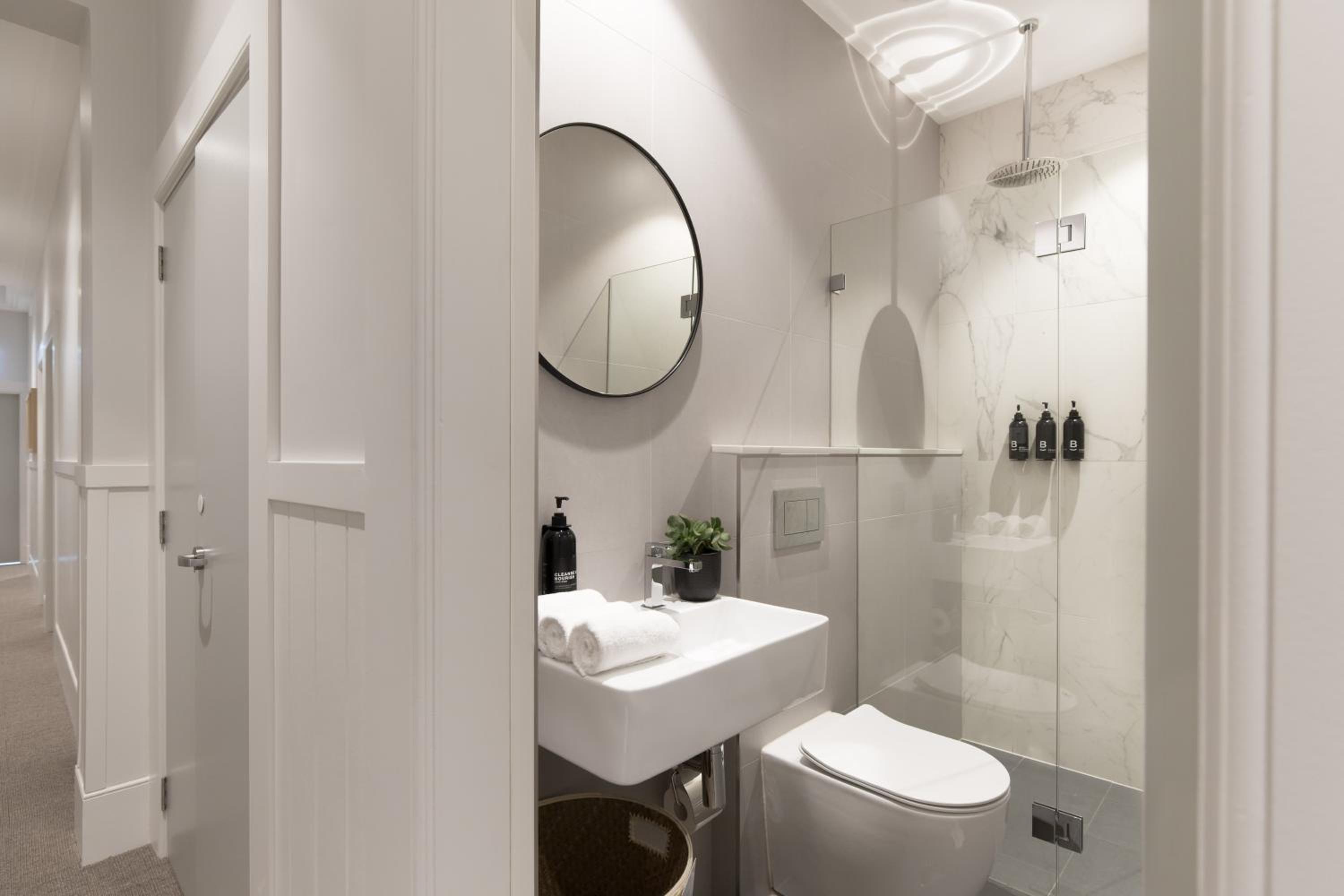 Queen Room with Shared Bathroom photo 3