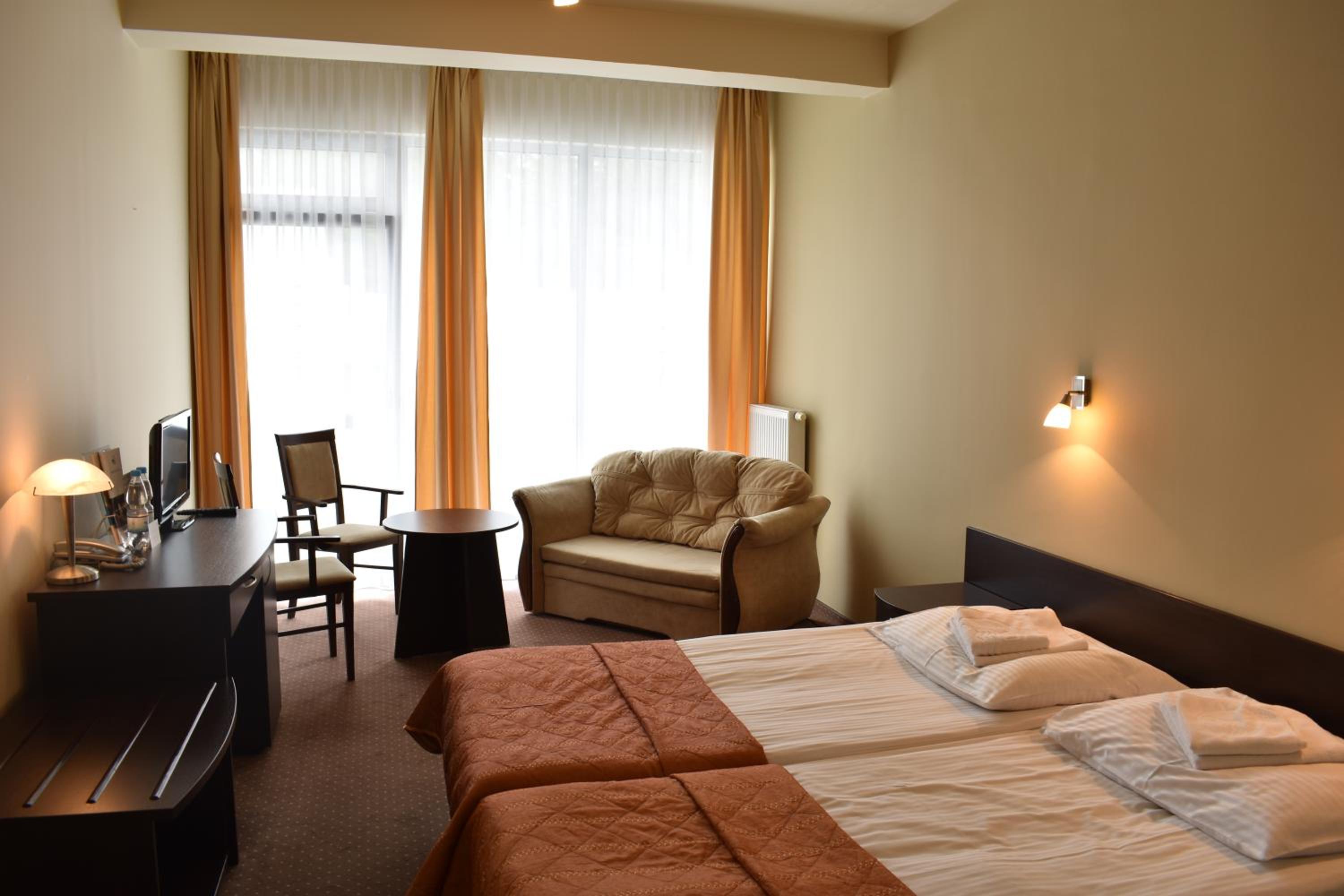Twin Room with Extra Bed - Photo 3