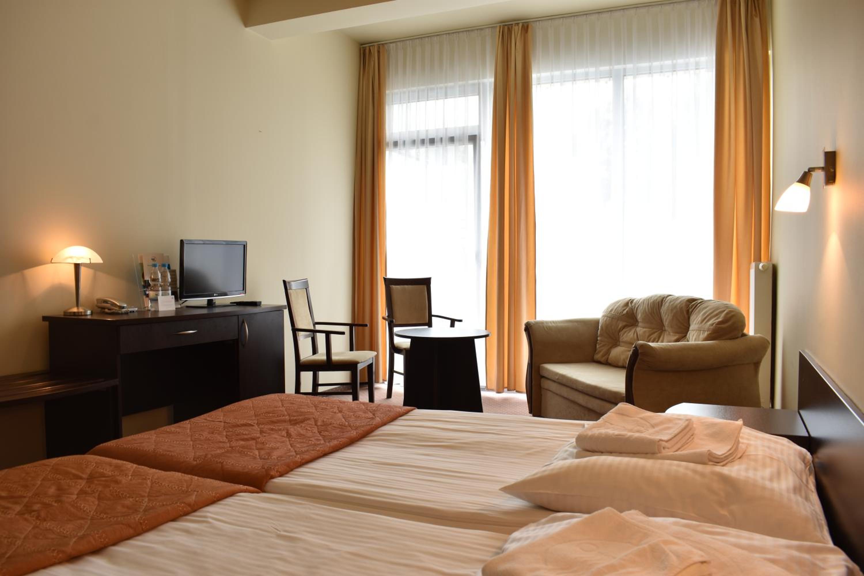 Twin Room with Extra Bed - Photo 5