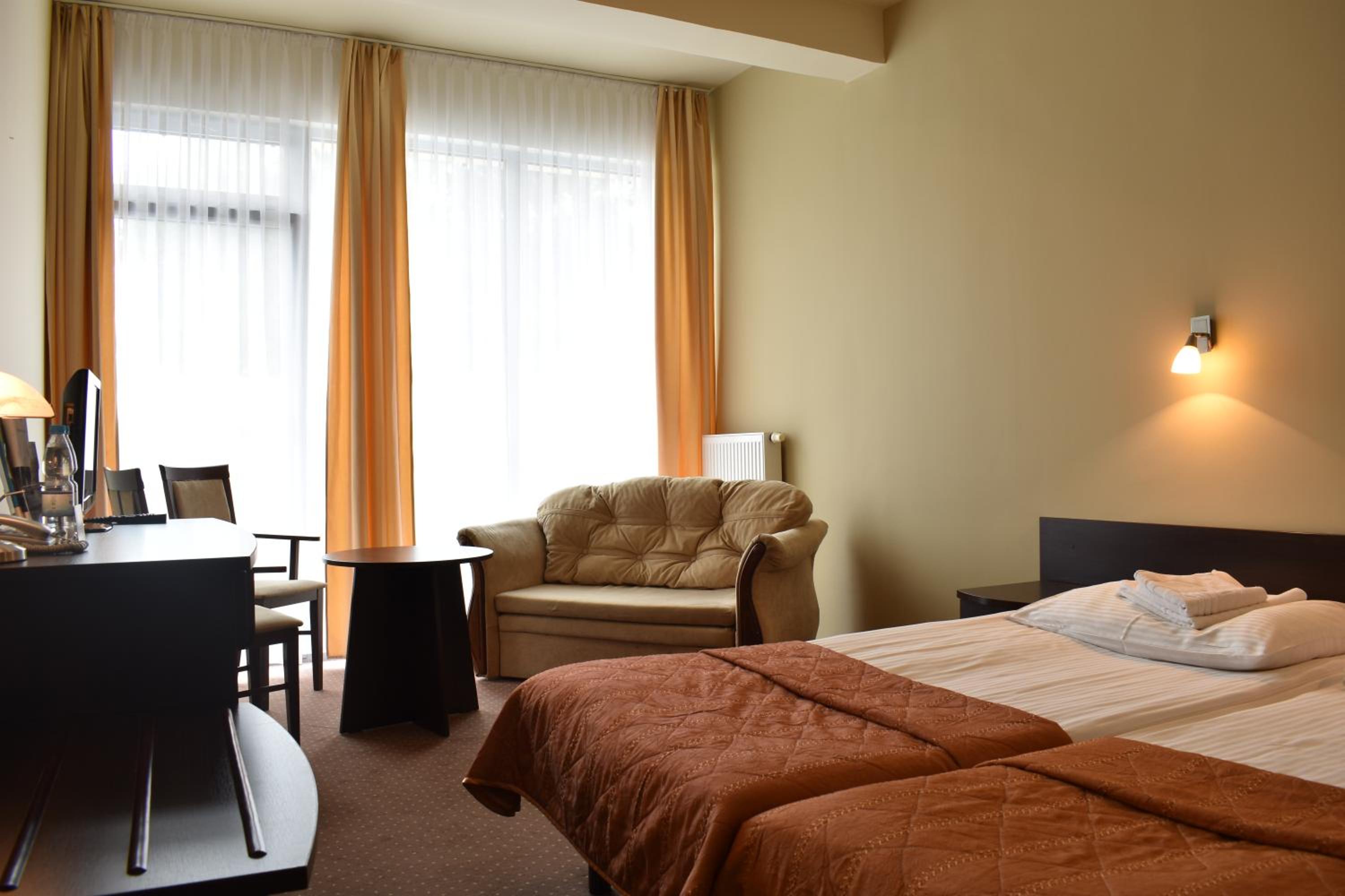 Twin Room with Extra Bed - Photo 4
