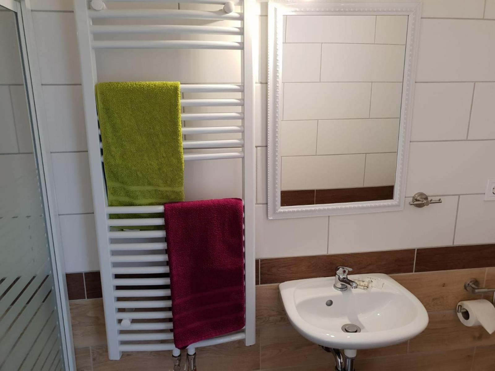Double Room with Private Bathroom - Photo 4