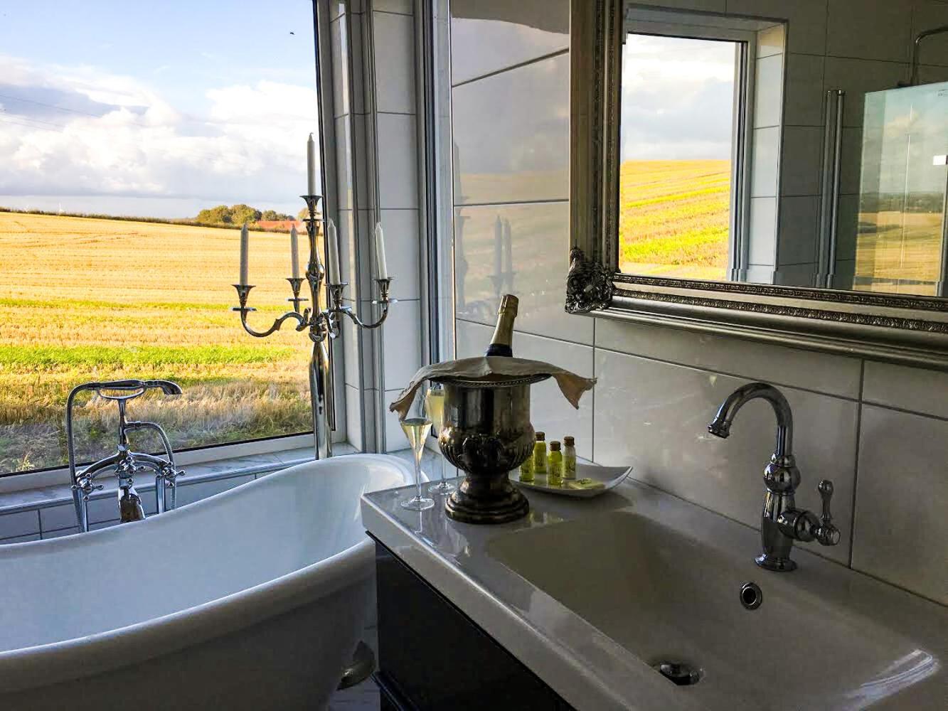 Deluxe Double Room with Bath - Photo 6