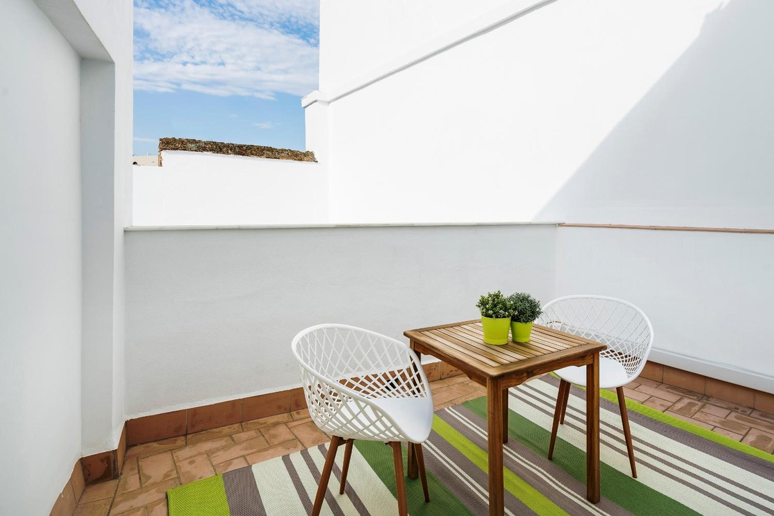 Family Room (2 Adults + 2 Children)