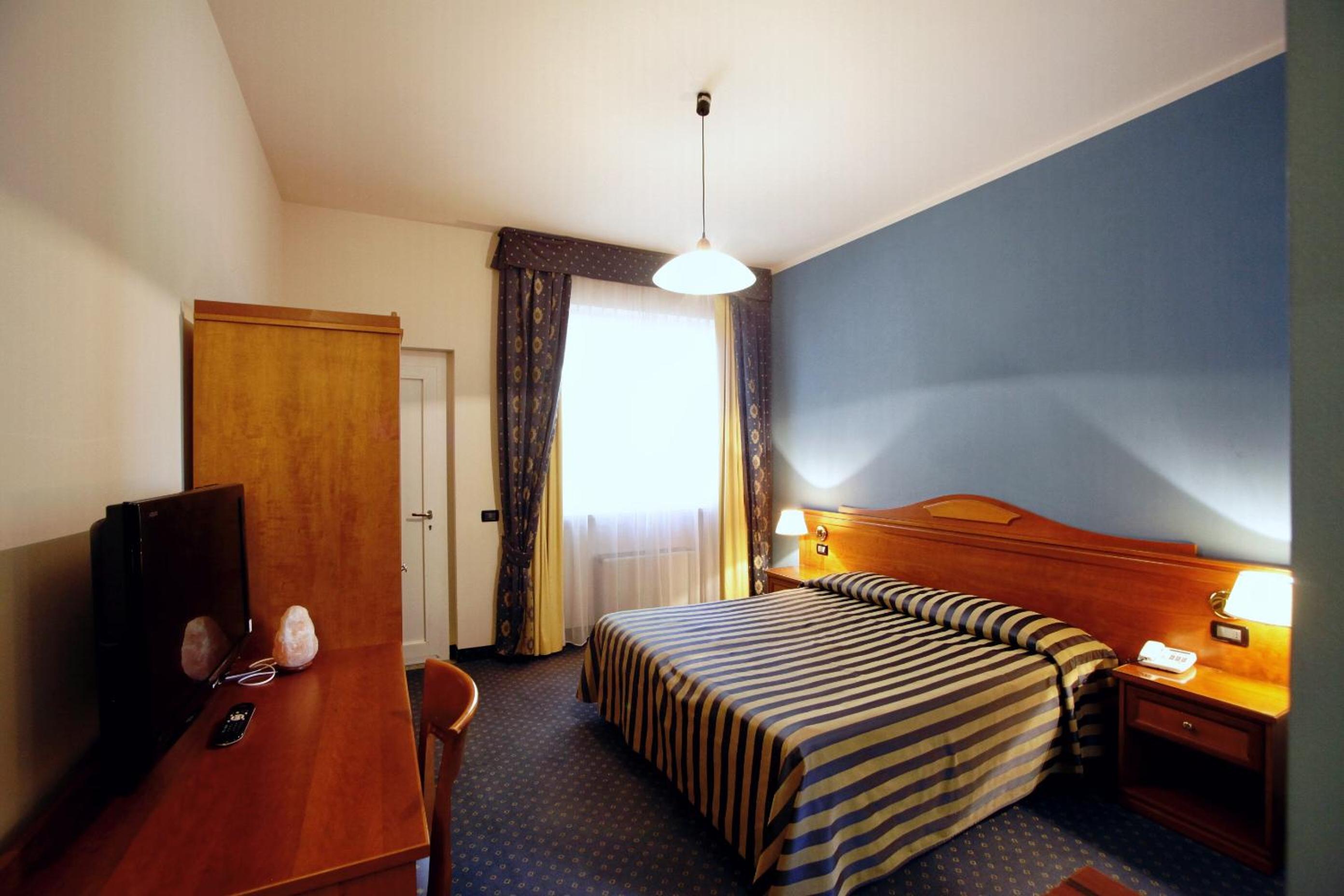 Double Room - Photo 6