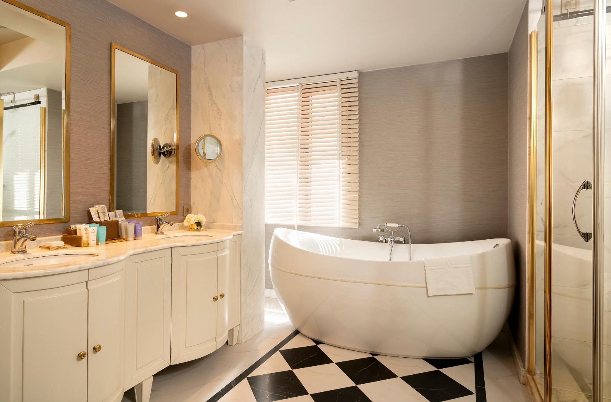 One-Bedroom Suite thumbnail 5