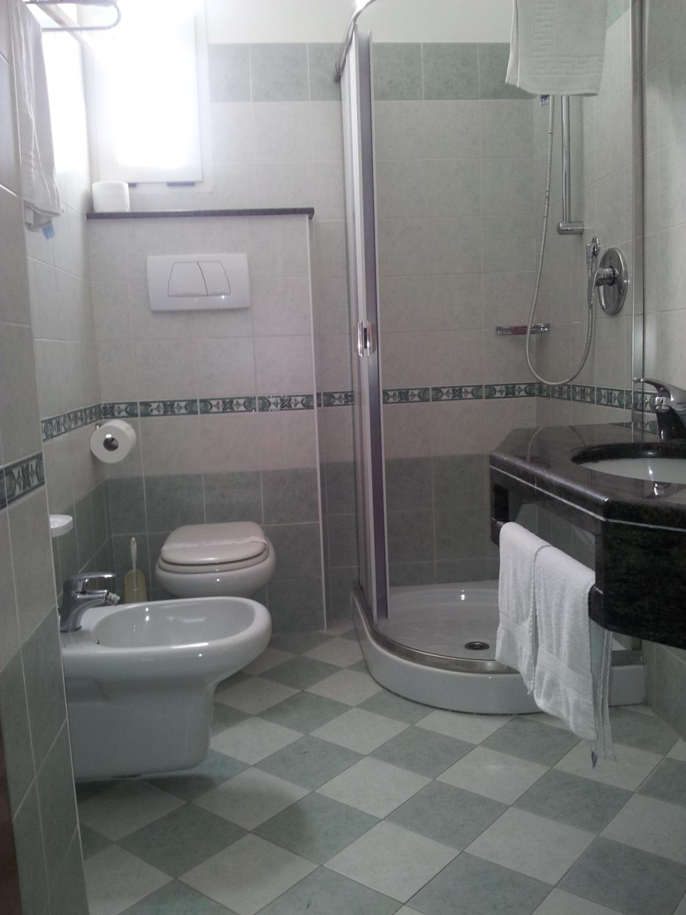 Double Room with Balcony - Photo 5