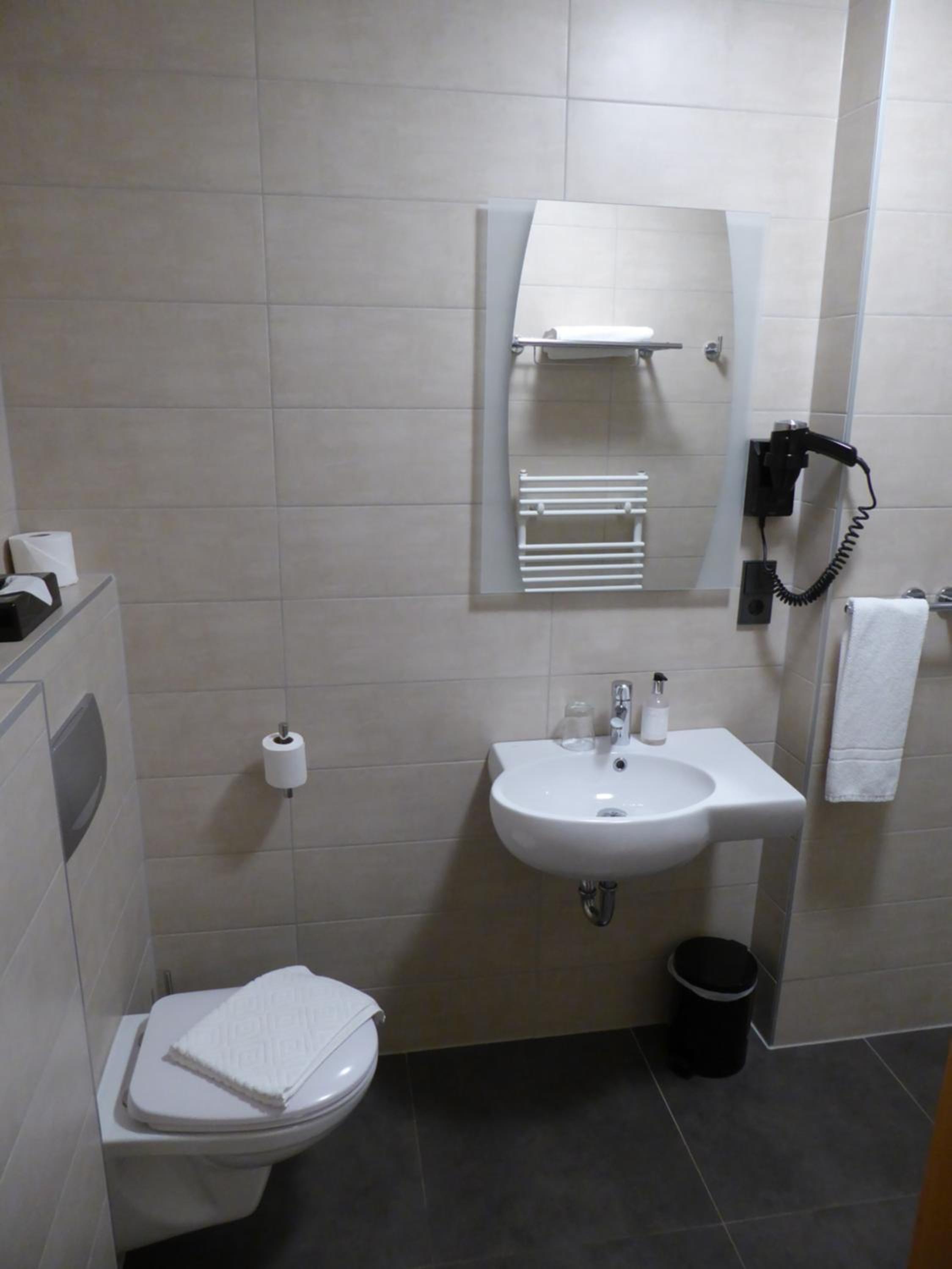 Twin Room with Shower - Photo 13