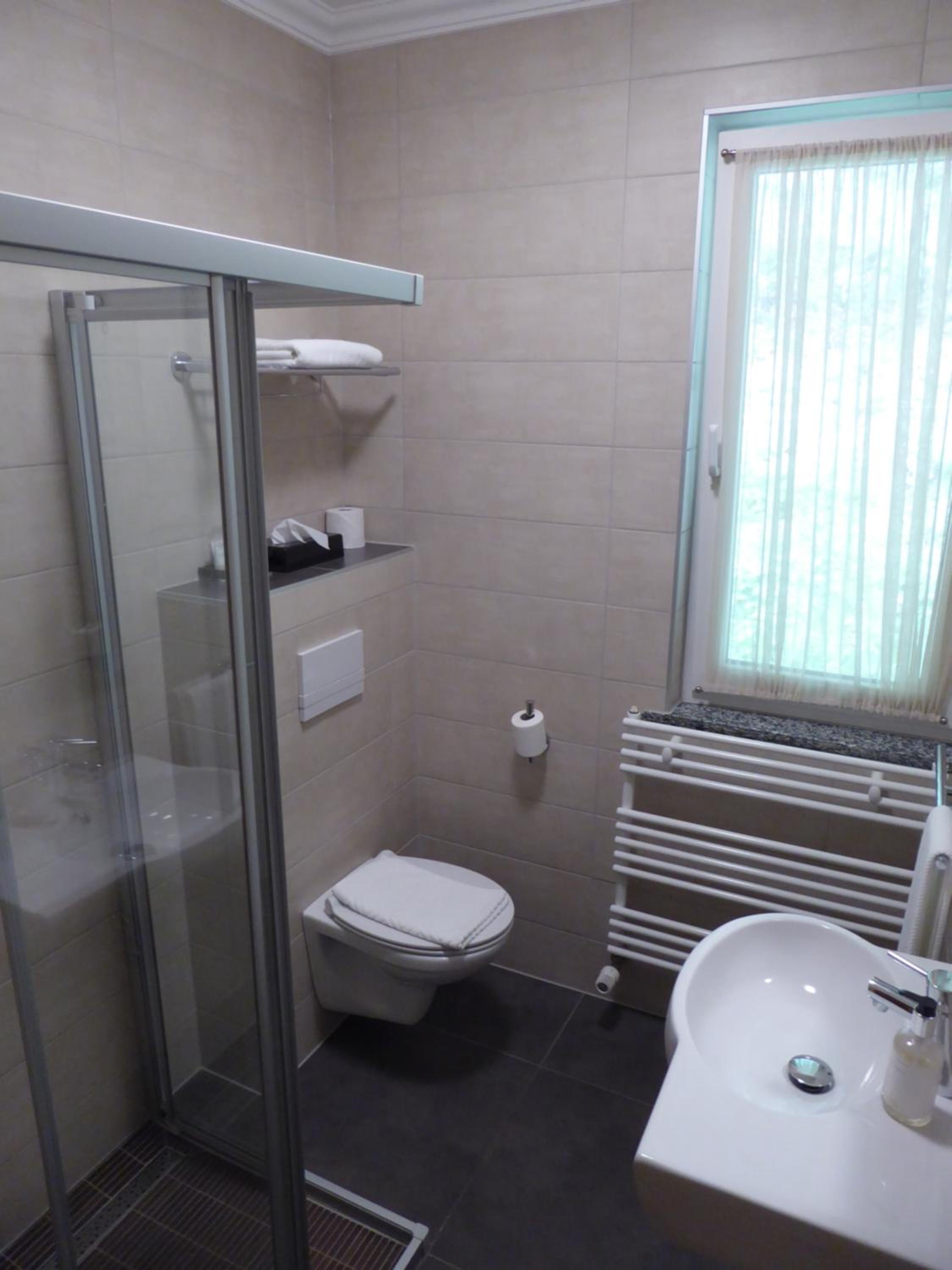 Twin Room with Shower - Photo 14