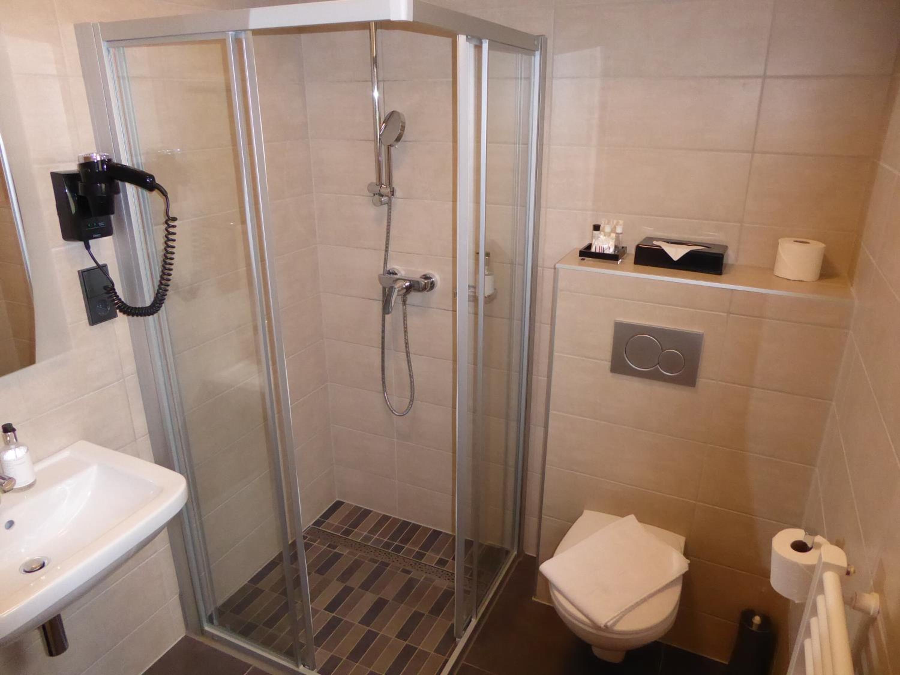 Twin Room with Shower - Photo 12