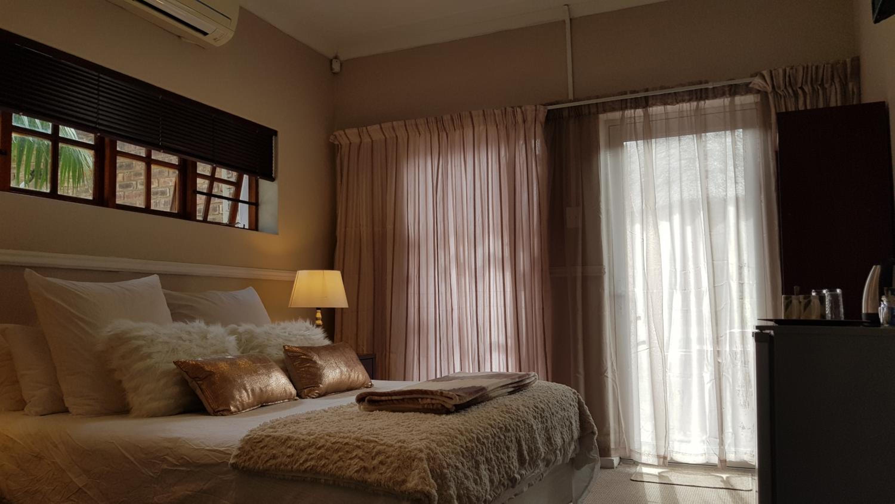 Suite with Pool View - Photo 9