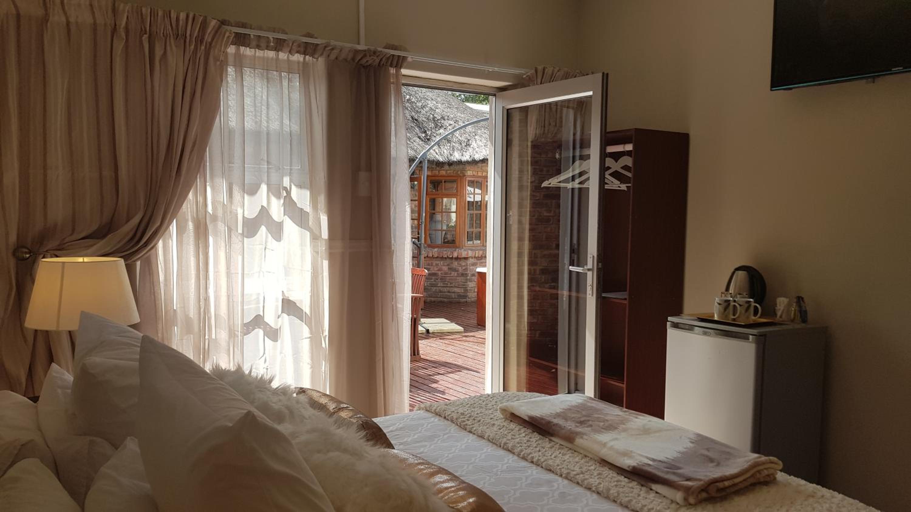 Suite with Pool View - Photo 8