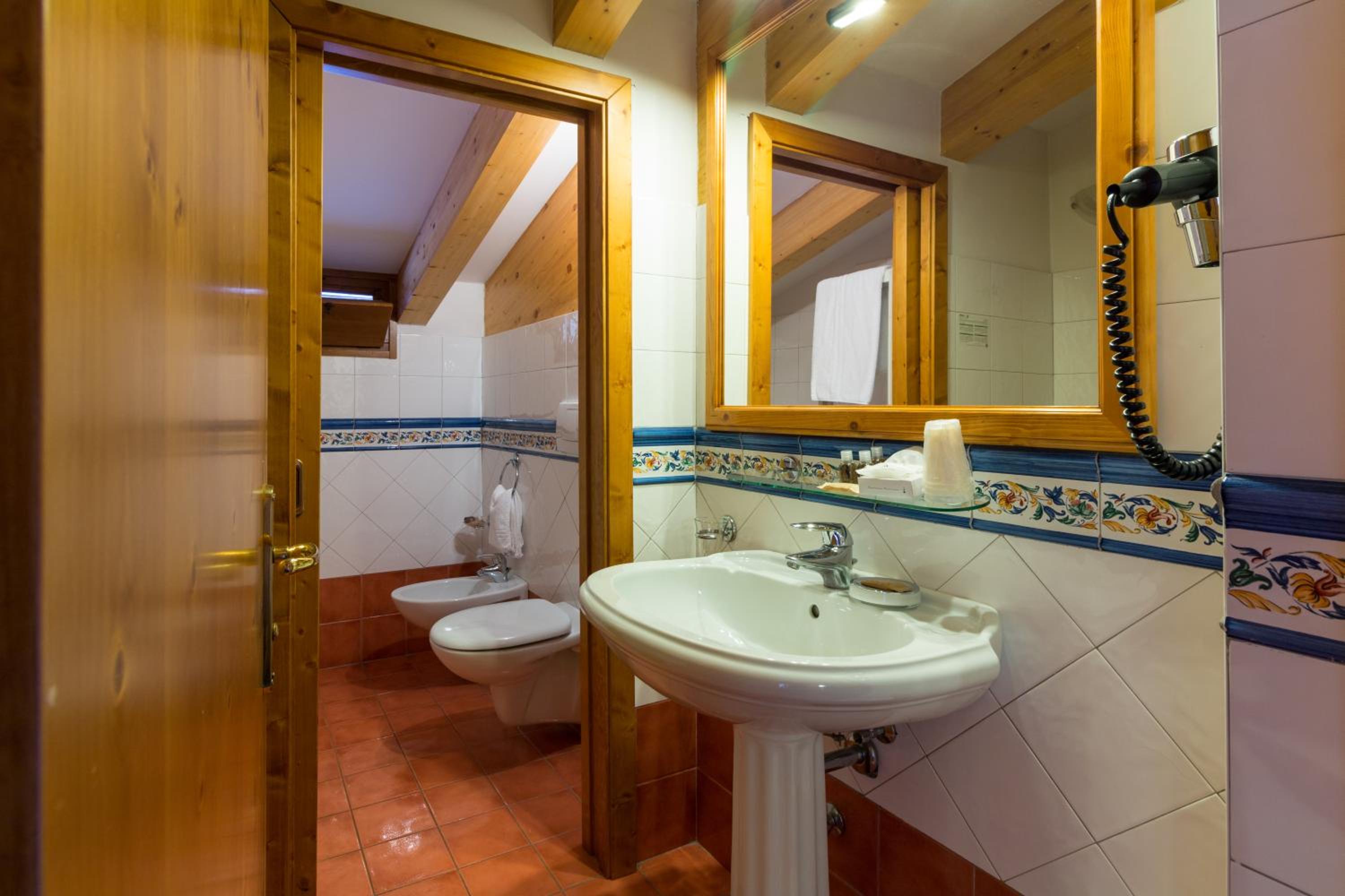Standard Quadruple Room - Photo 9