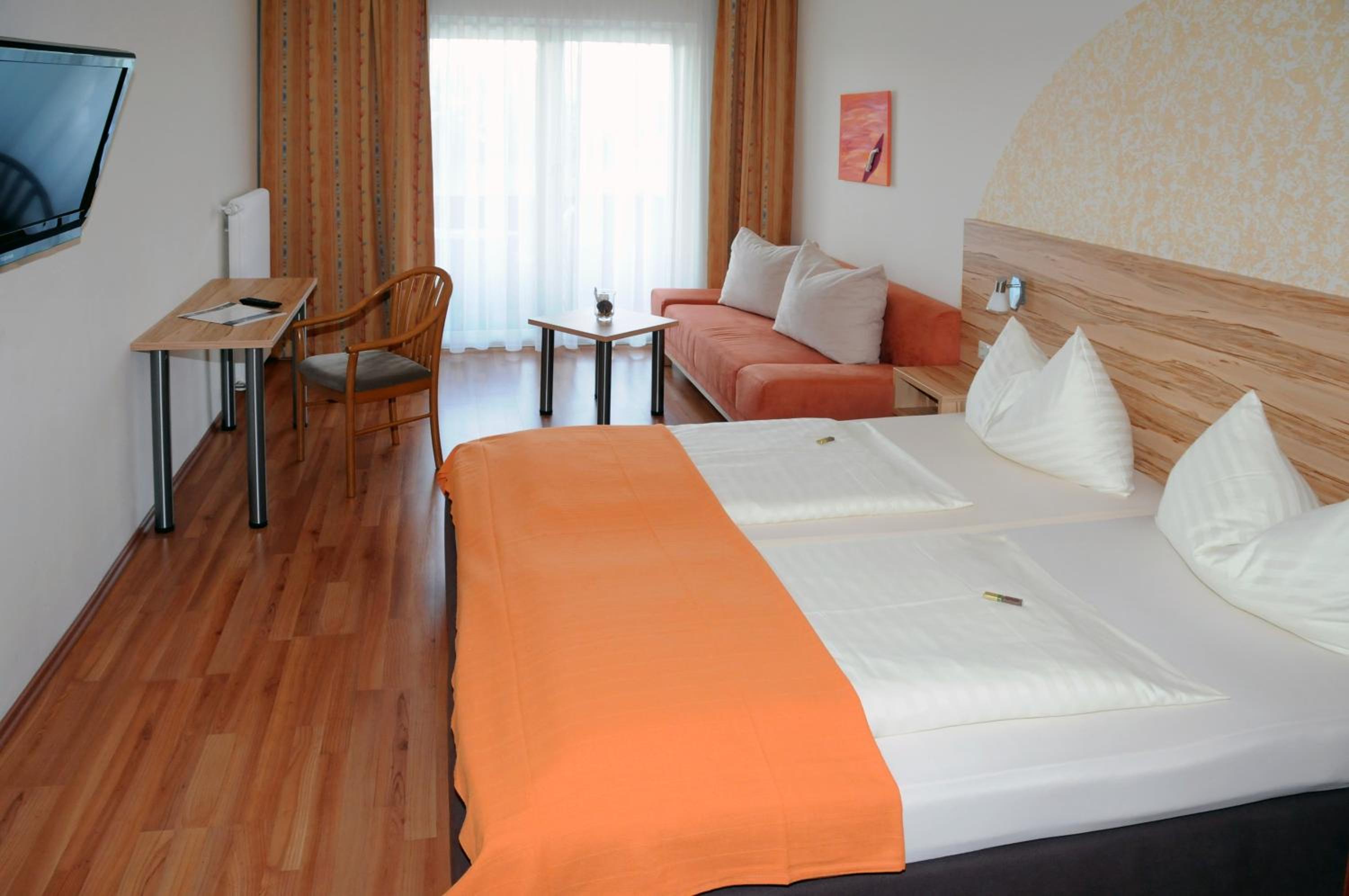 Double Room with Balcony - Photo 2