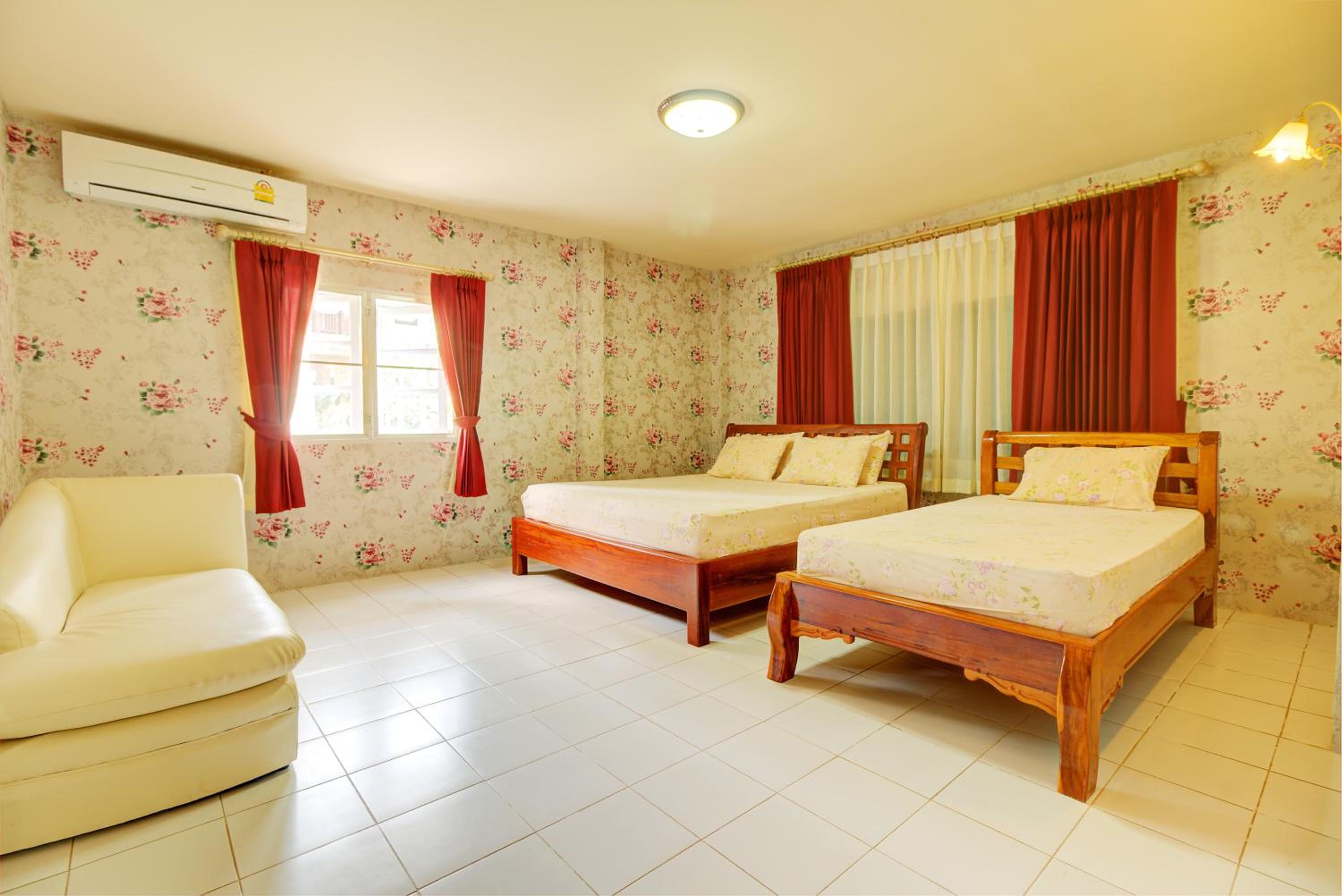 Three-Bedroom Country House photo 1