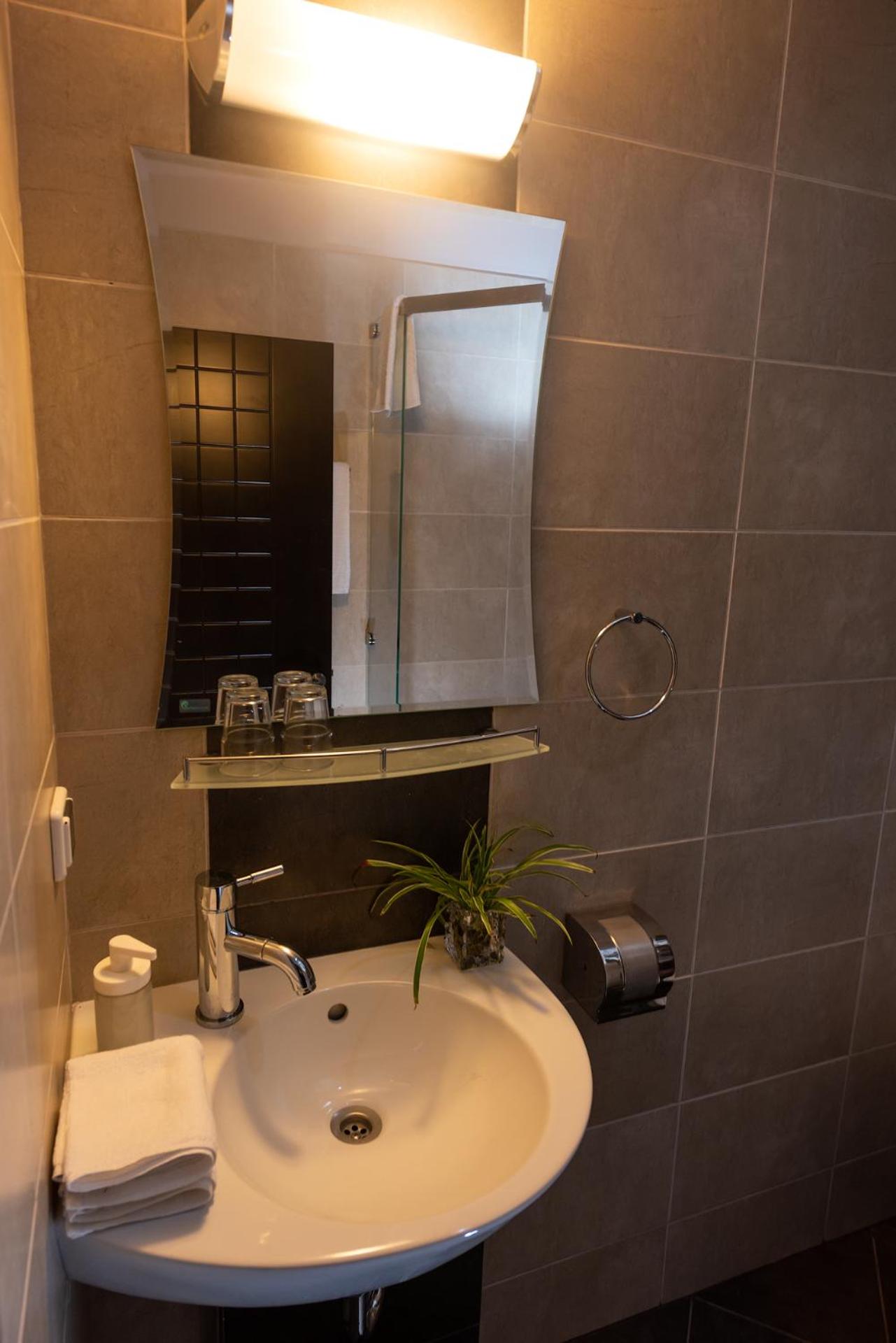 Deluxe Double Room - Photo 12