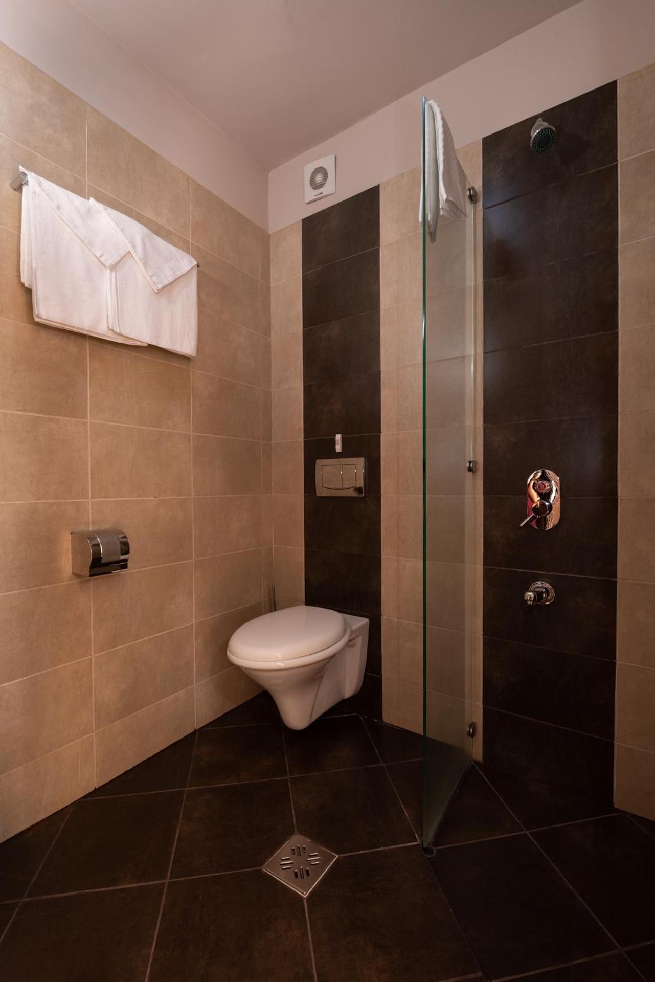Deluxe Double Room - Photo 11