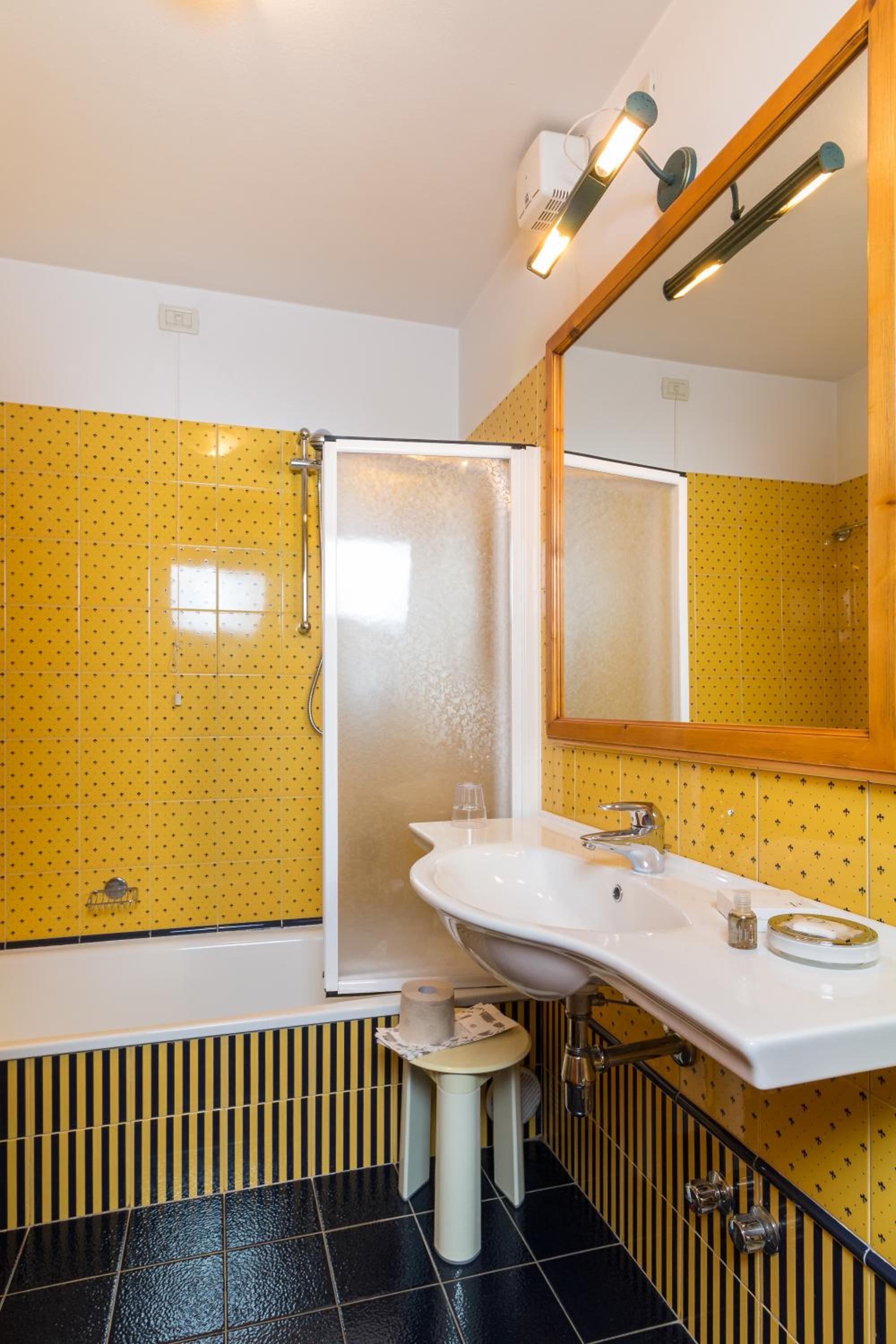 Standard Quadruple Room - Photo 11
