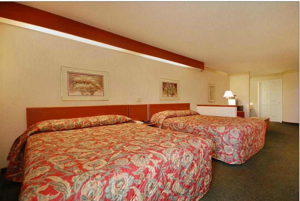 Queen Room with Two Queen Beds - Photo 2