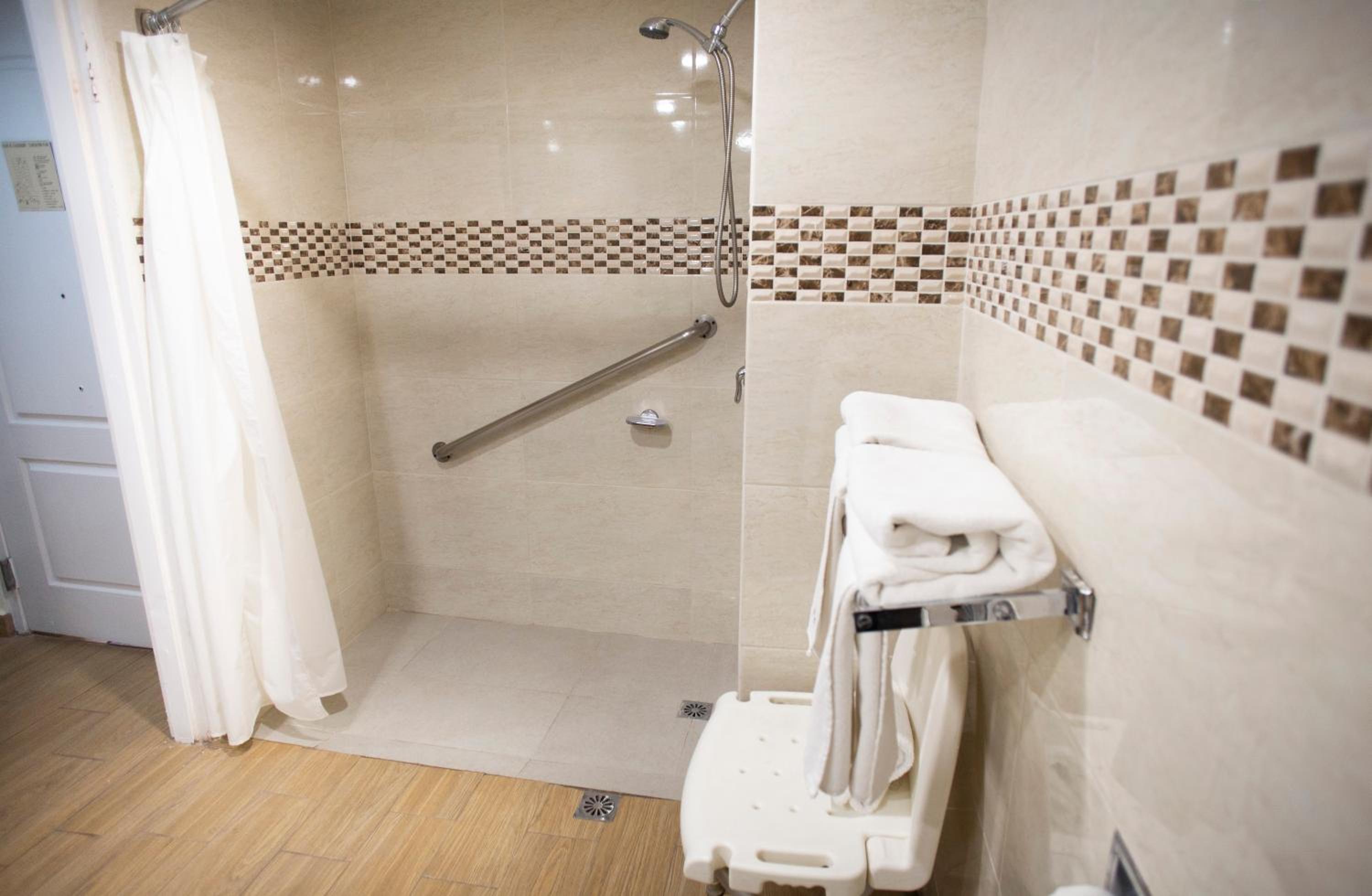 Accessible King Room - Non Smoking - Photo 2