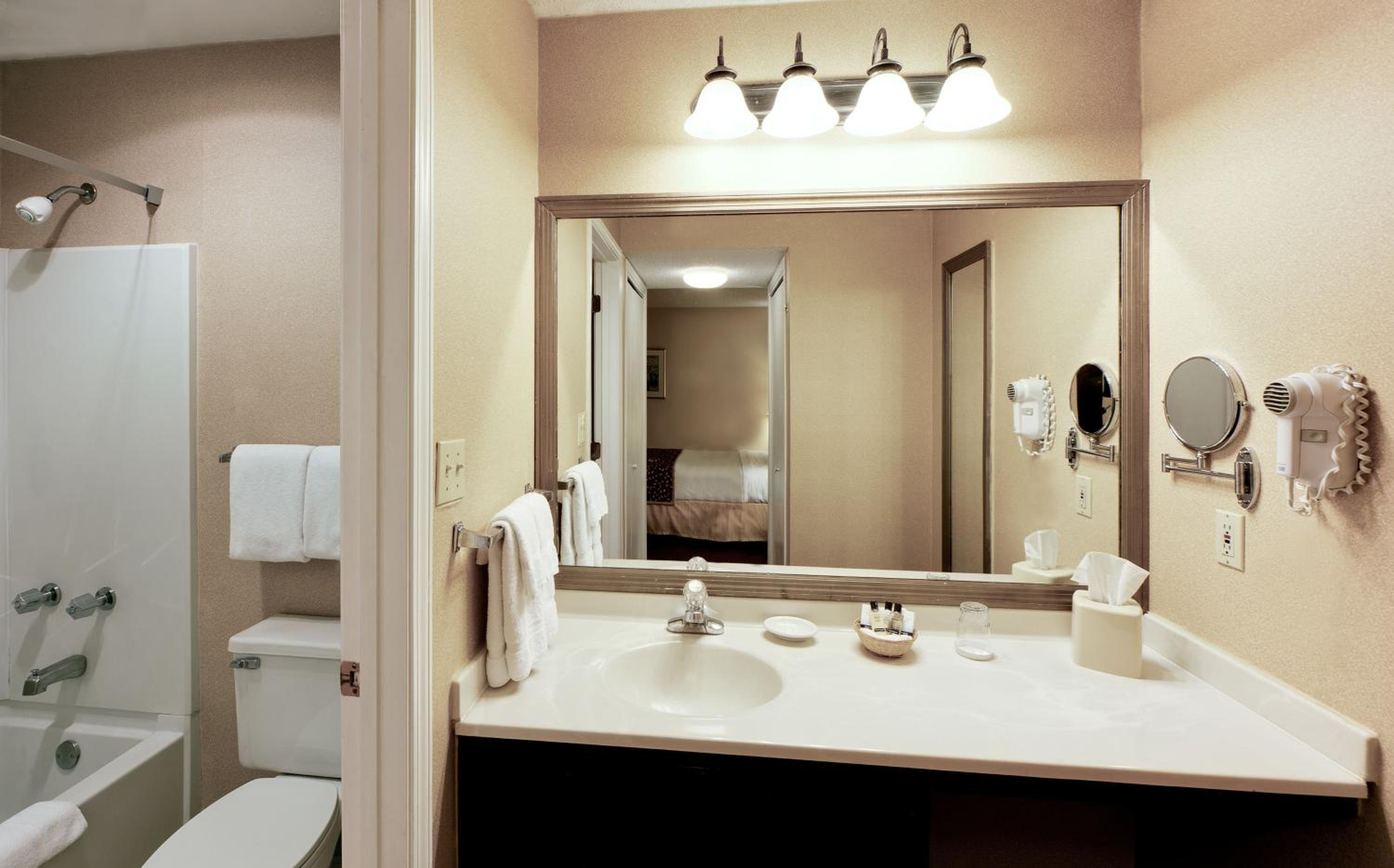 Two-Bedroom Loft Suite with 1 King Bed and 1 Queen Bed,  Non-Smoking - Photo 4