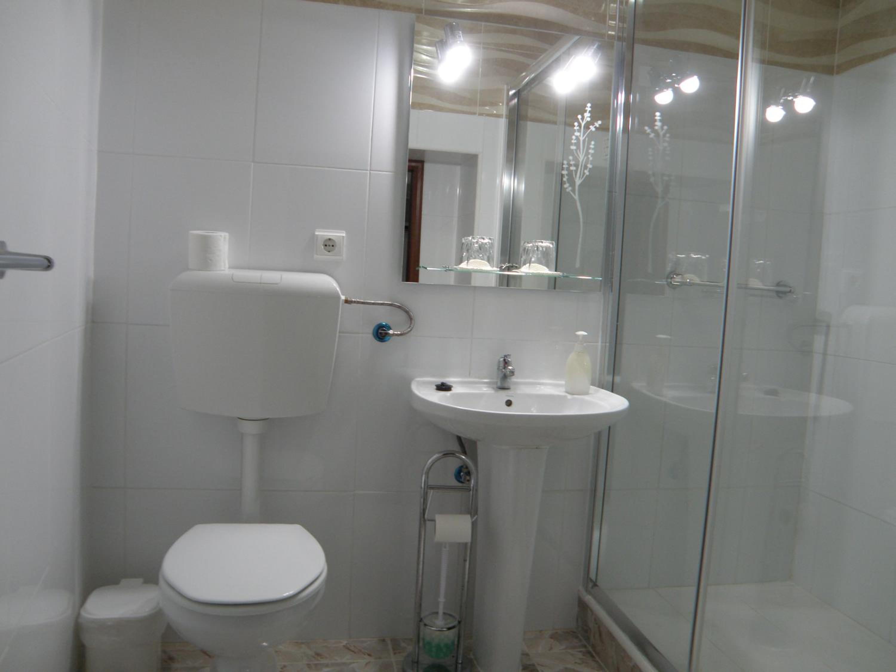 Double Room with Private Bathroom - Photo 9