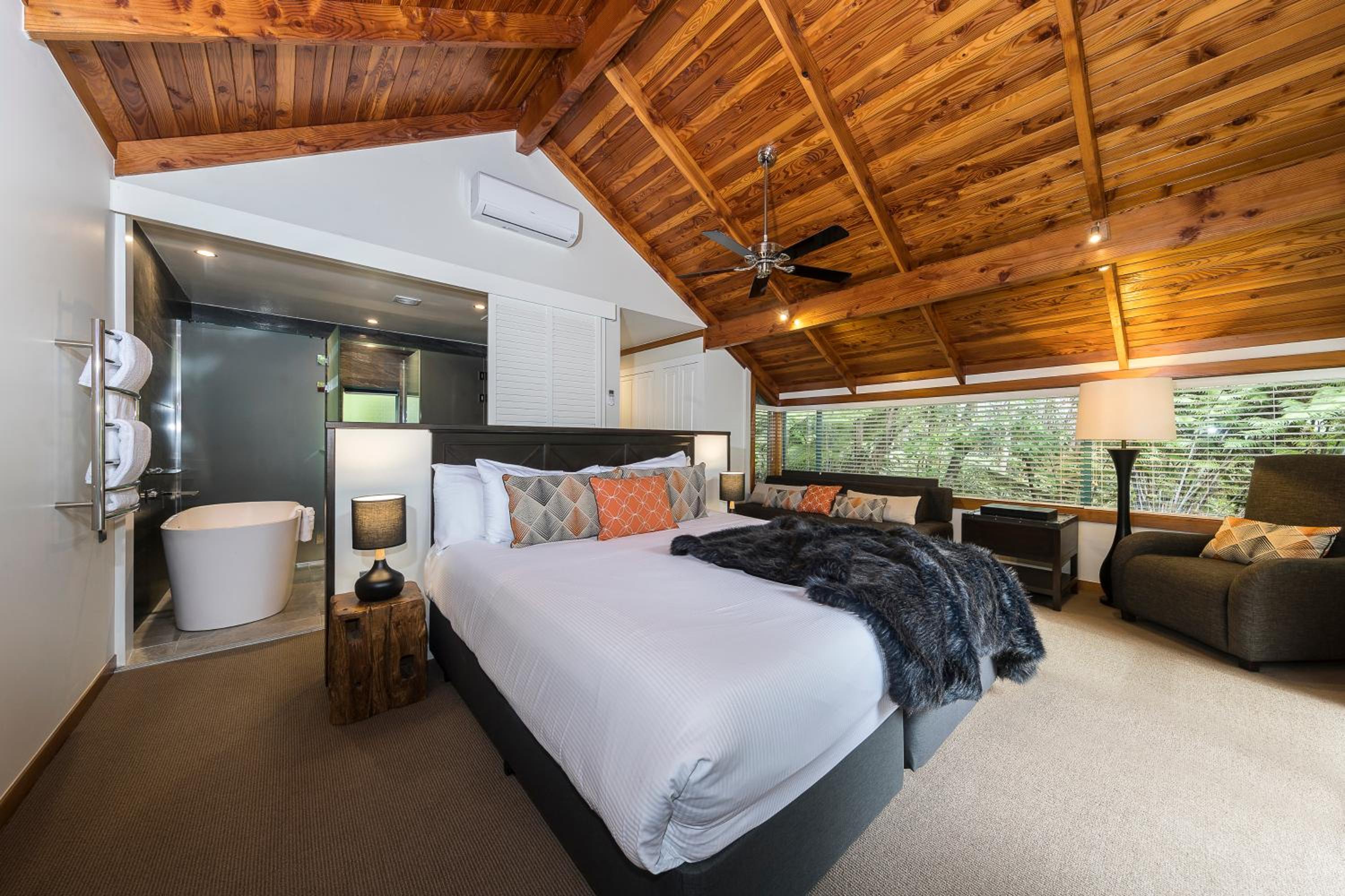 Deluxe King Room - Photo 1